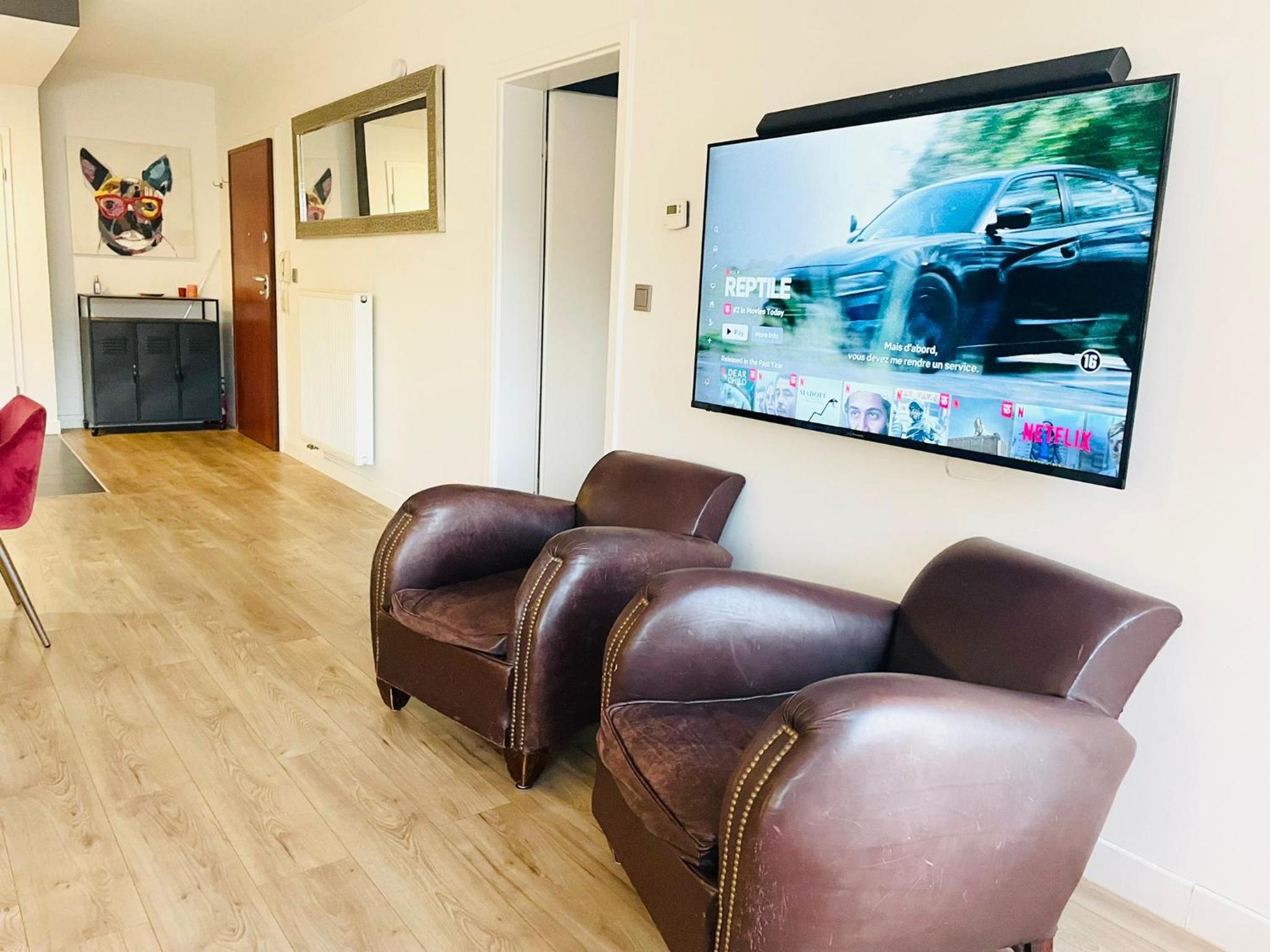 Large 2 bedrooms flat with terrace and oarking view 3