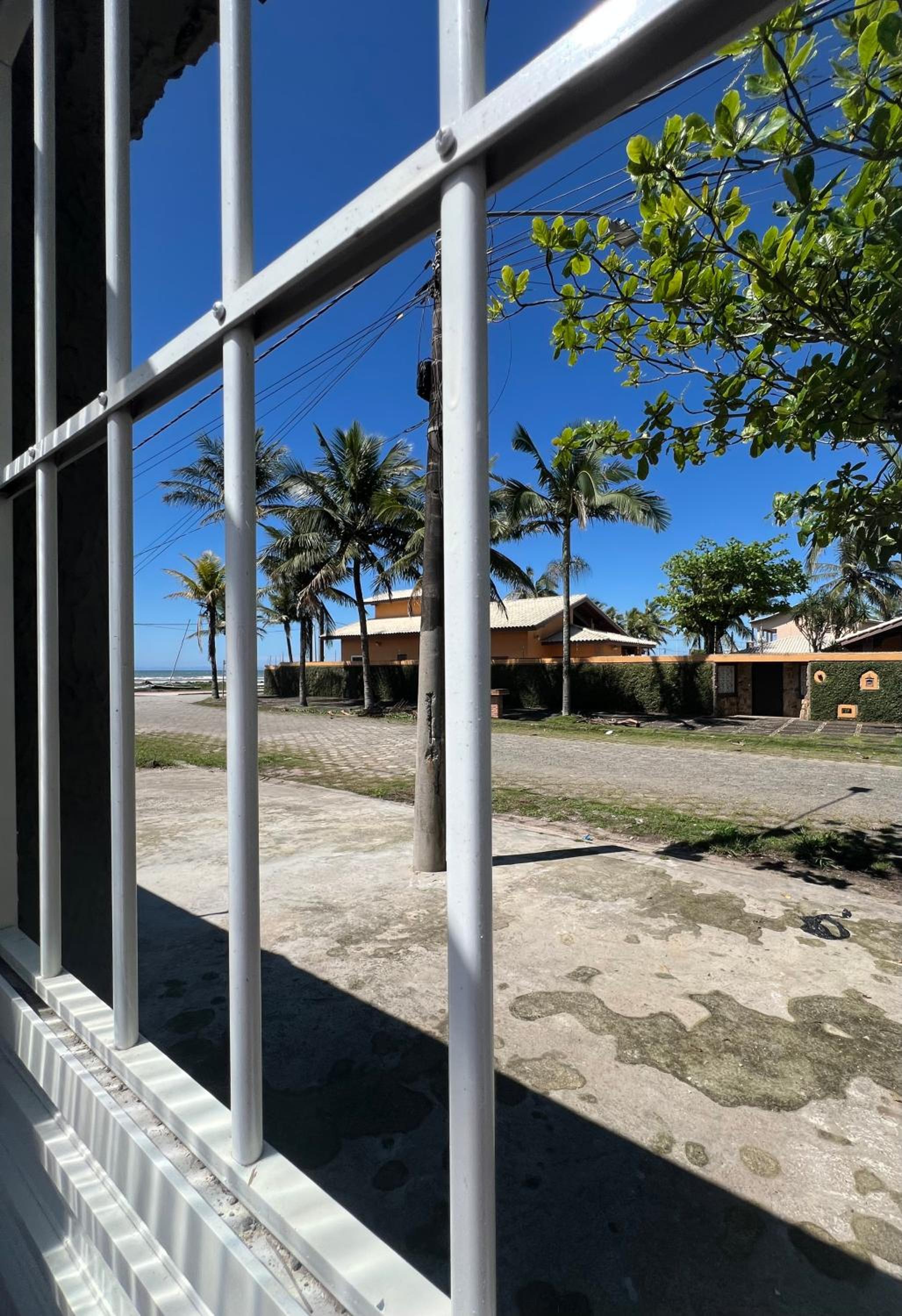 Casa grande pé na areia Peruibe