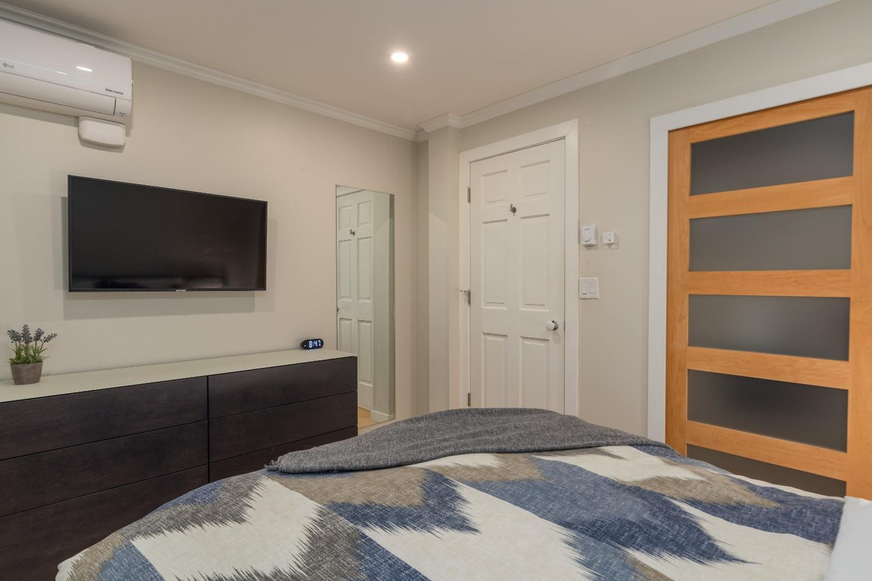 1BR in Sunpath, Epic Village Location, Private Patio, Pool and Hot Tub, Parking