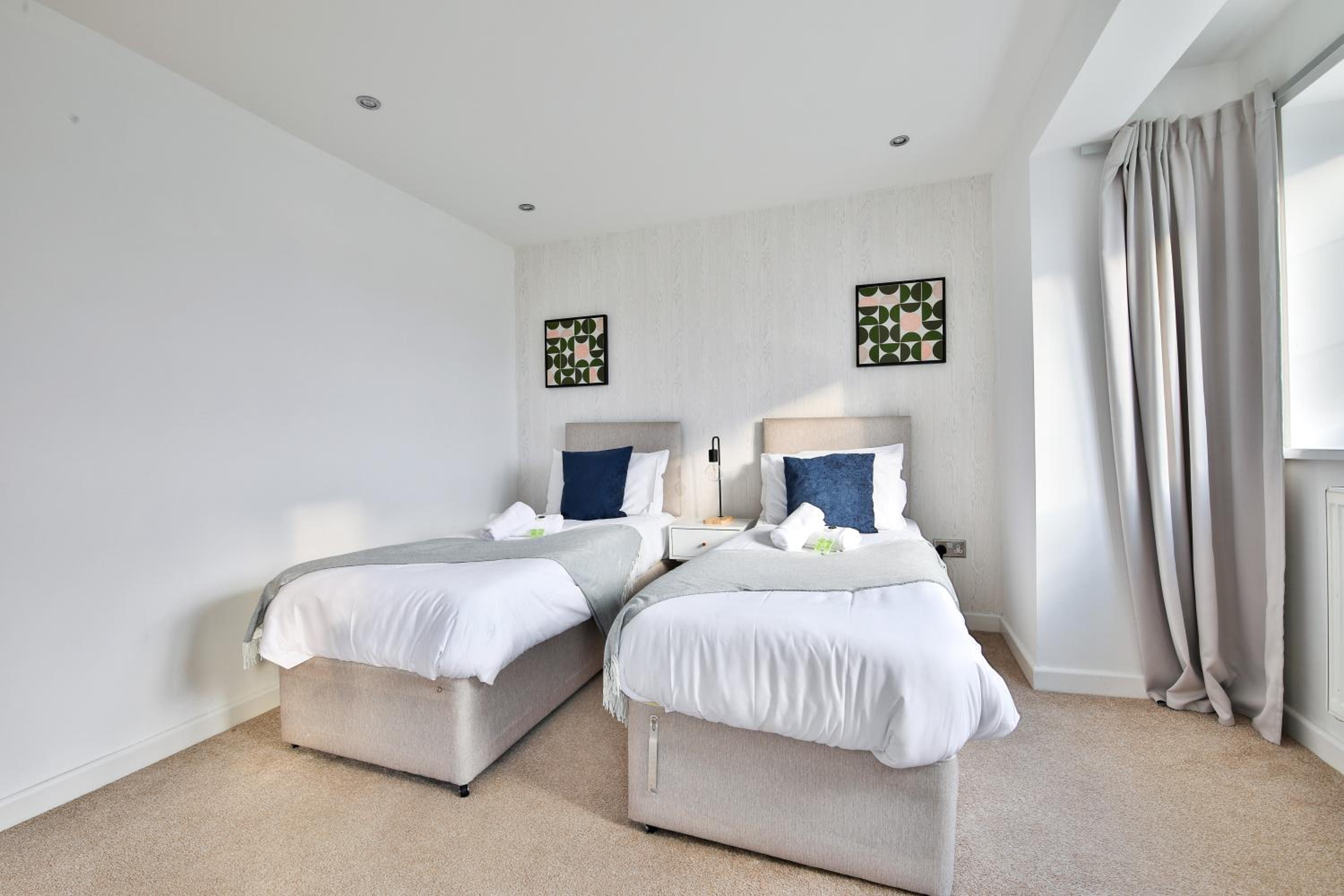 Bright & Spacious 3-Bedroom Holiday Home Free Parking WiFi & Baby Cot Included view 2