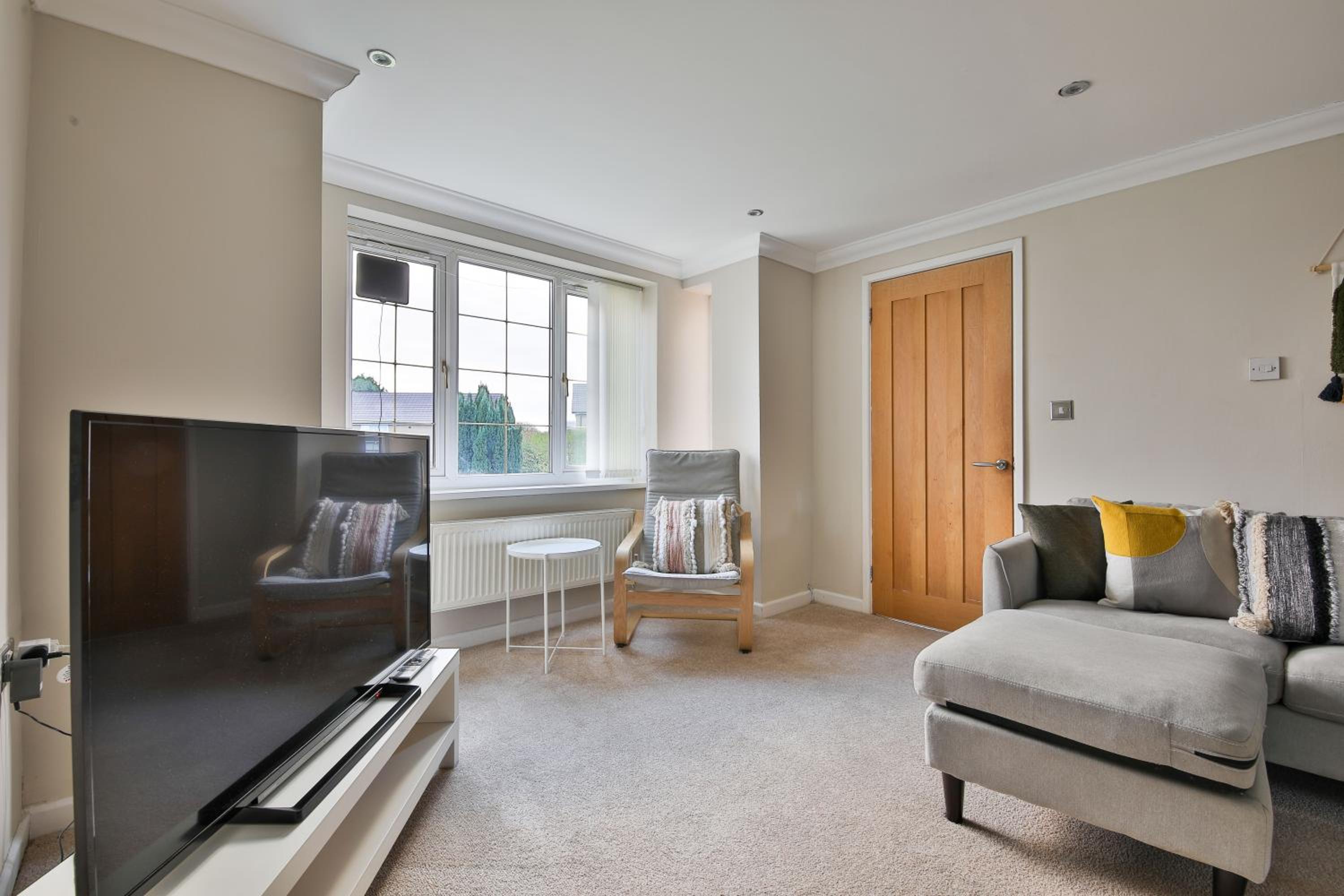 Bright & Spacious 3-Bedroom Holiday Home Free Parking WiFi & Baby Cot Included view 3