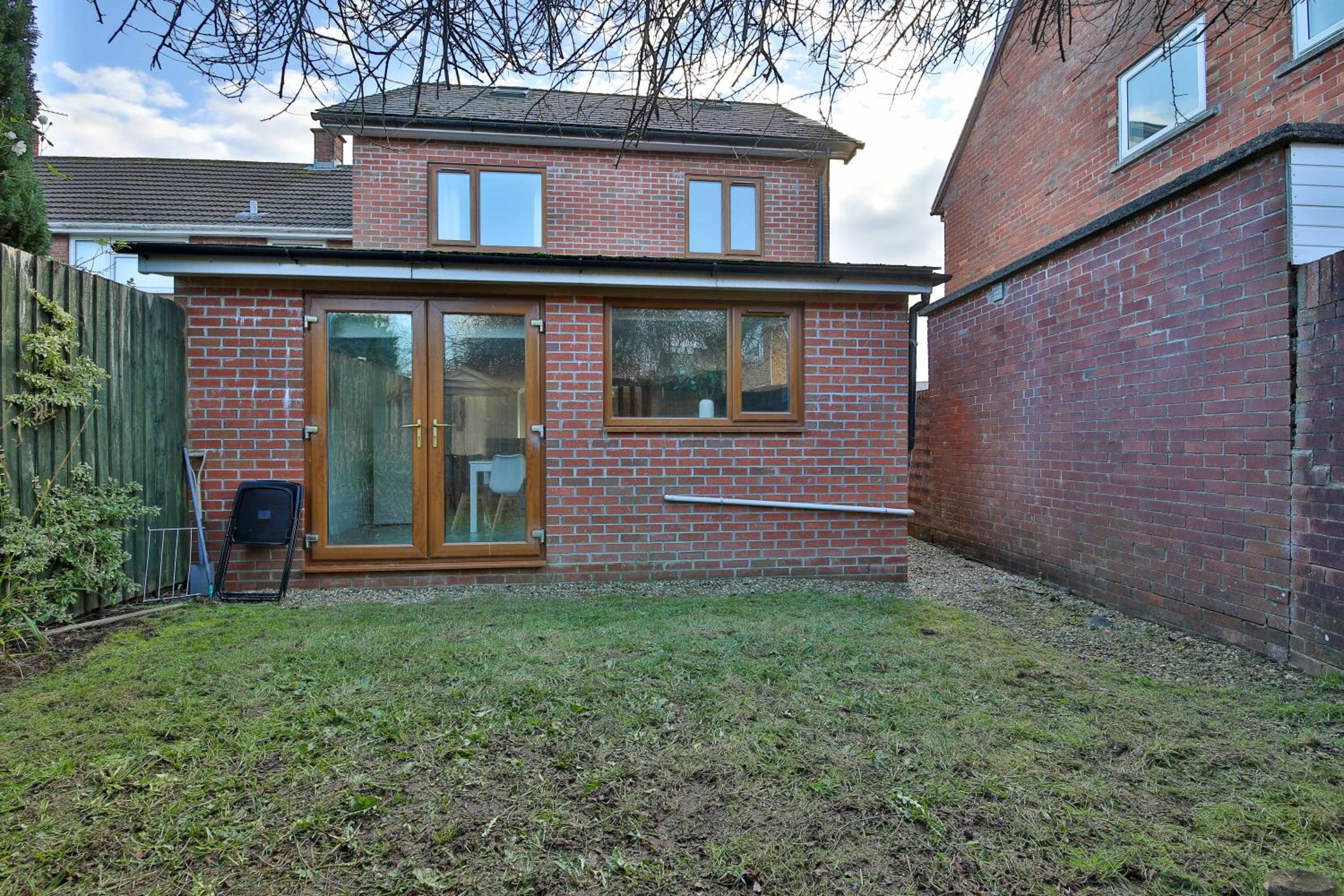 Bright & Spacious 3-Bedroom Holiday Home Free Parking WiFi & Baby Cot Included view 5