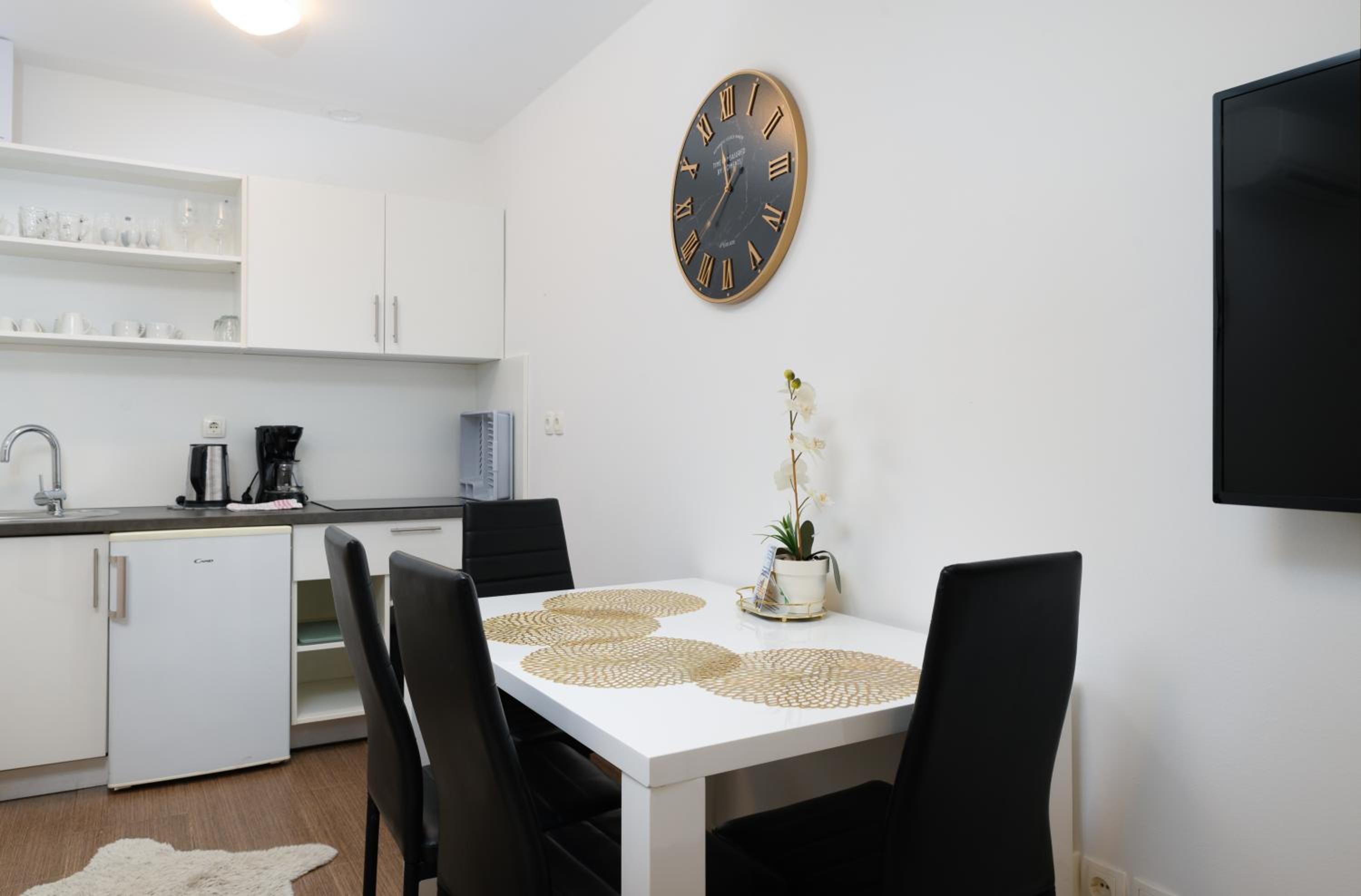 Central Castle Apartments view 5