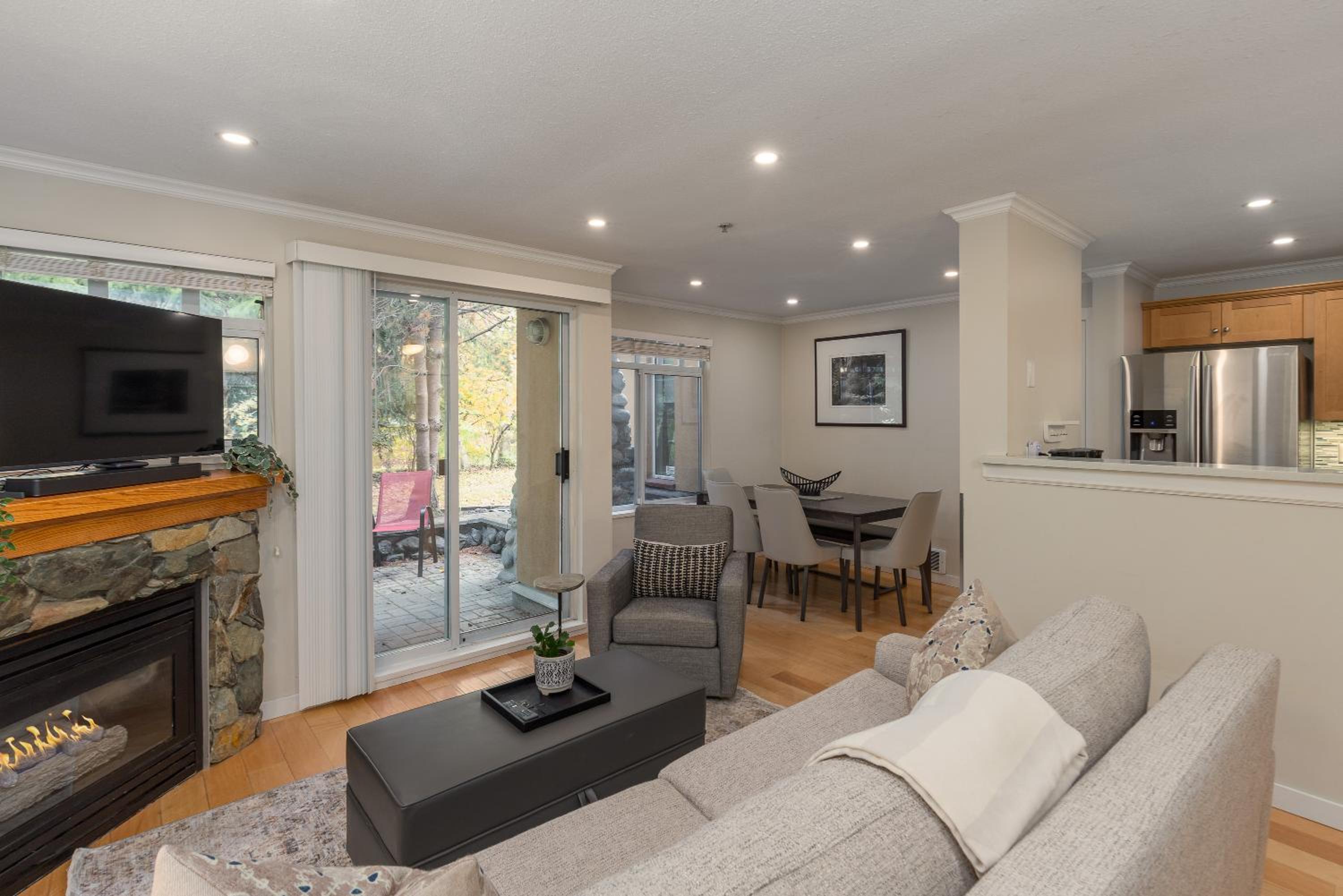 1BR in Sunpath, Epic Village Location, Private Patio, Pool and Hot Tub, Parking