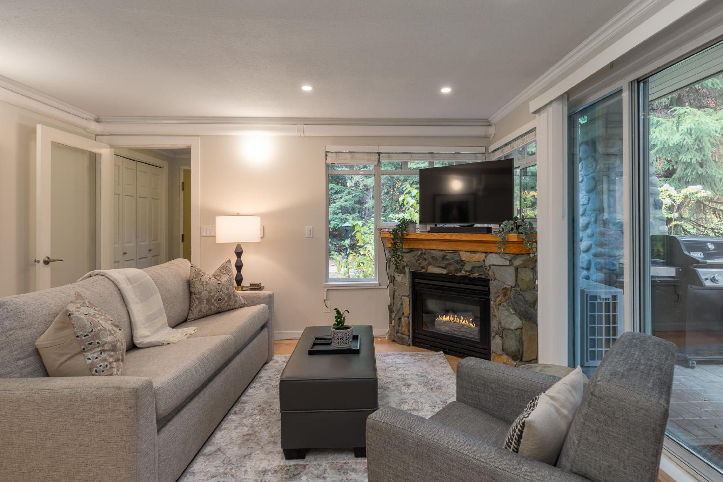 1BR in Sunpath, Epic Village Location, Private Patio, Pool and Hot Tub, Parking