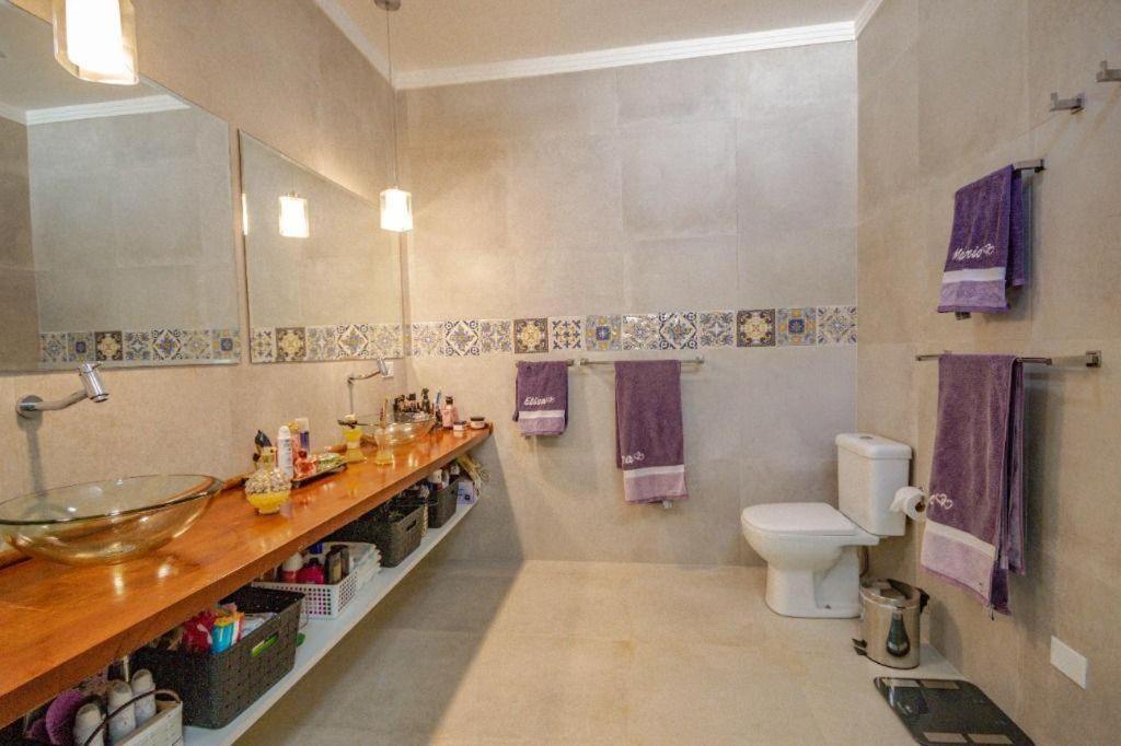 Casa com piscina em Guarujá
