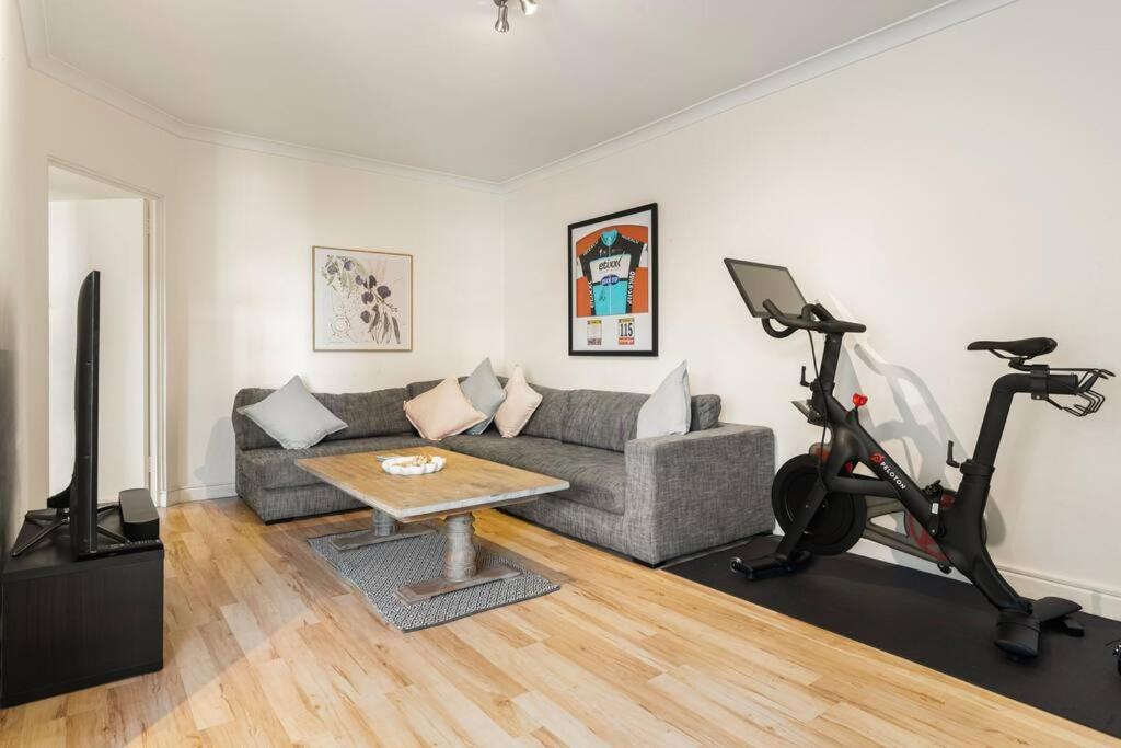 Homely-bright, air con, car spc