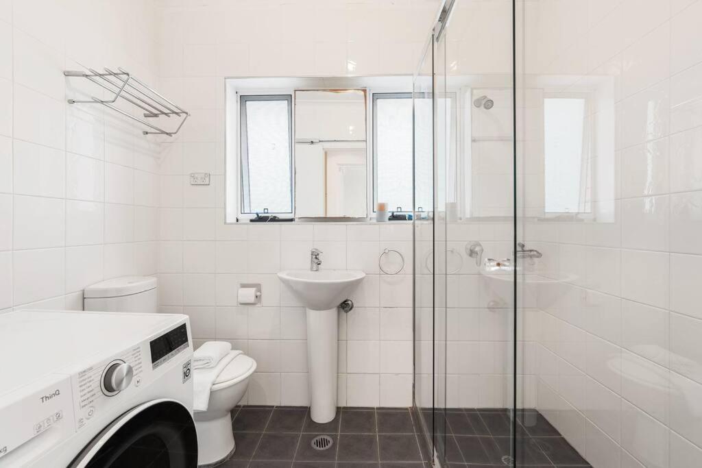 Homely-bright, air con, car spc