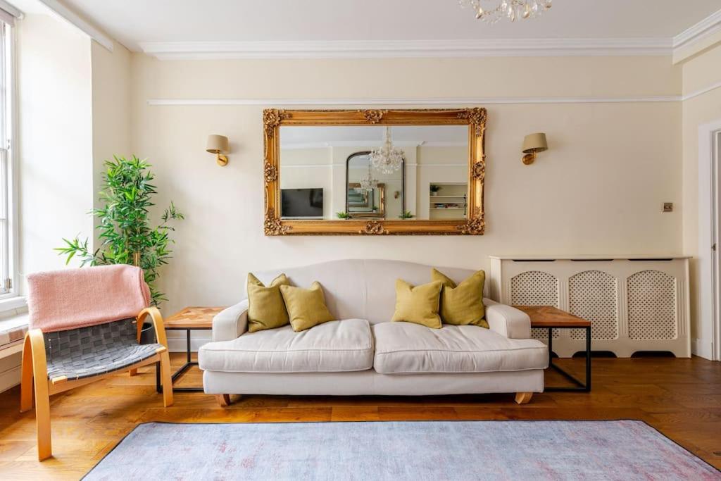 Stunning Royal Mile 2 bedroom apartment view 2