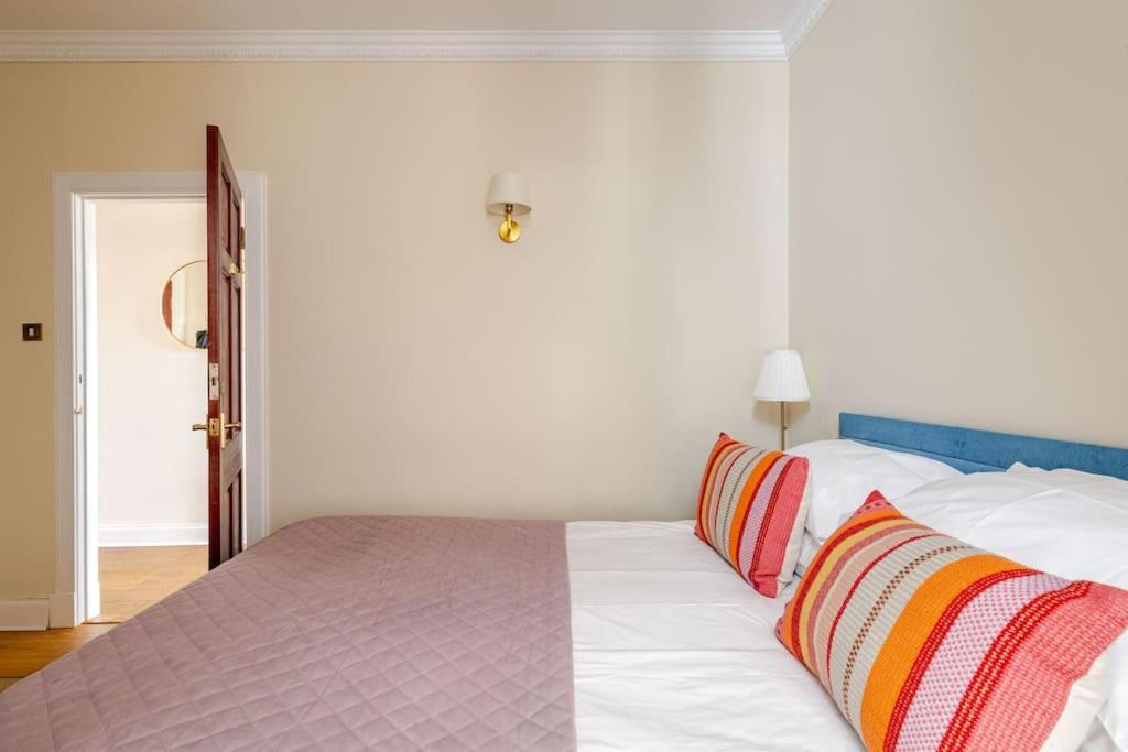 Stunning Royal Mile 2 bedroom apartment view 5