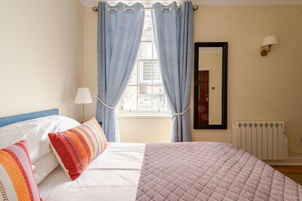 Stunning Royal Mile 2 bedroom apartment view 3