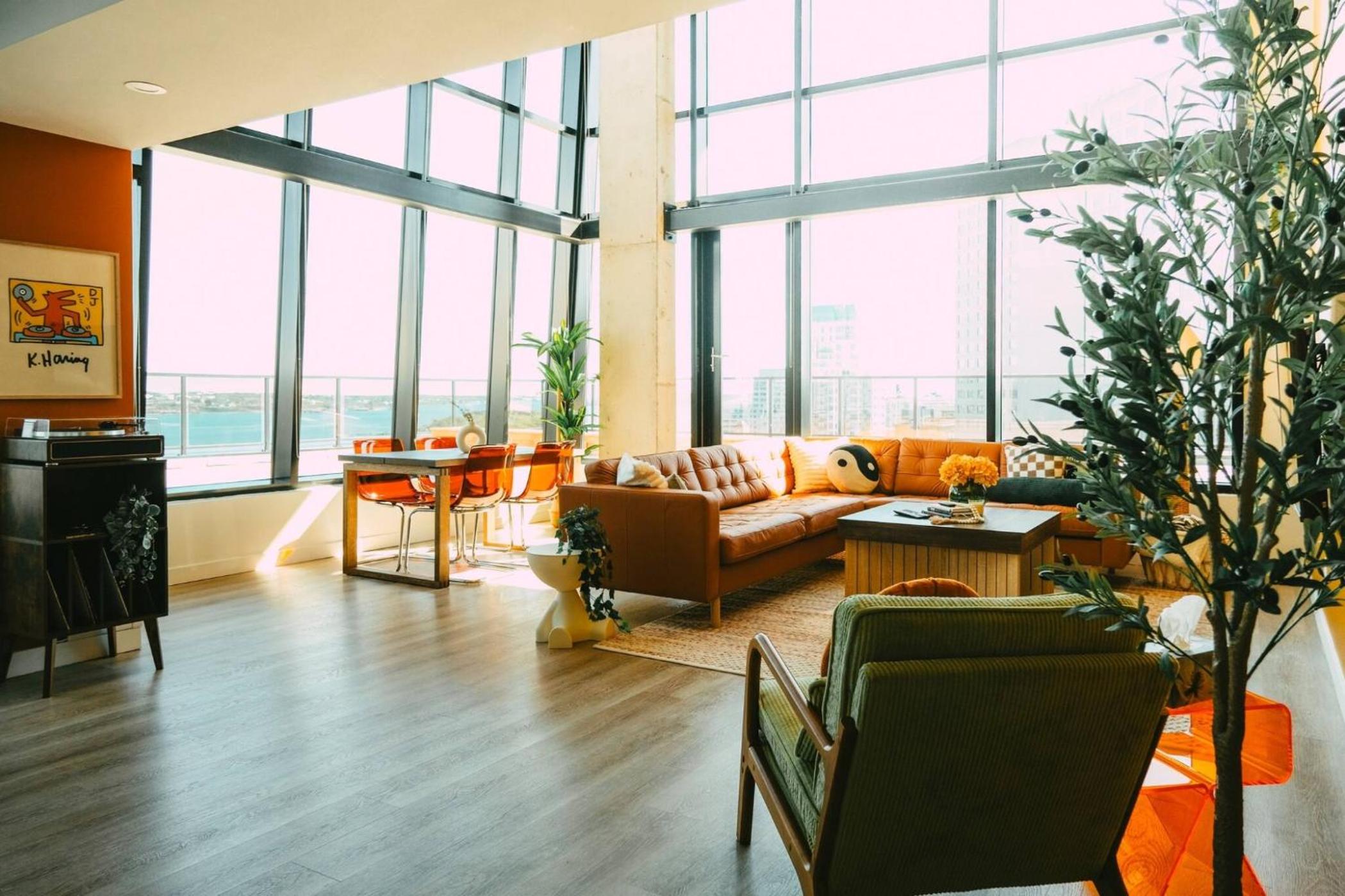NEW Pause Penthouse Lofts -Downtown- Free Parking
