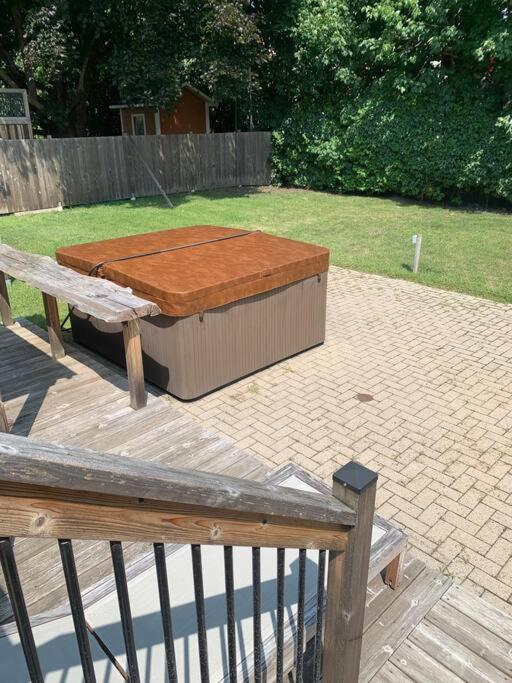 Appartment with Hot Tub and Backyard and Free Parking