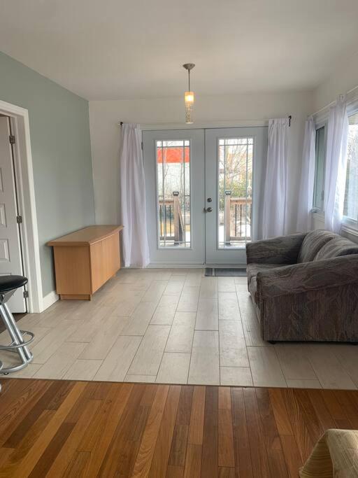 Appartment with Hot Tub and Backyard and Free Parking