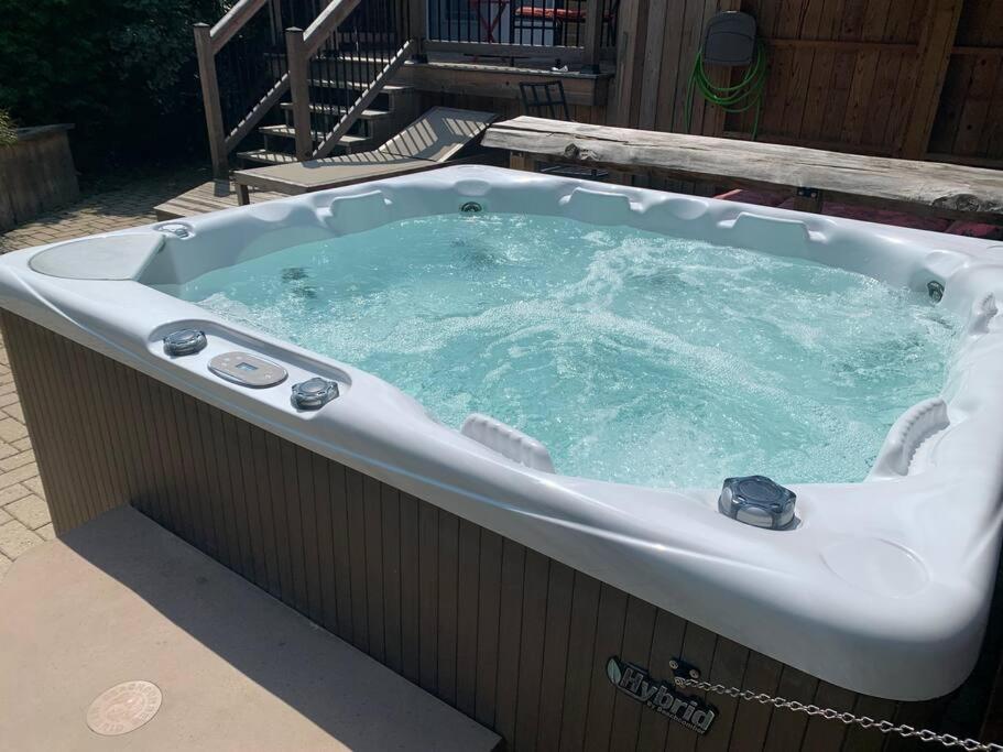 Appartment with Hot Tub and Backyard and Free Parking