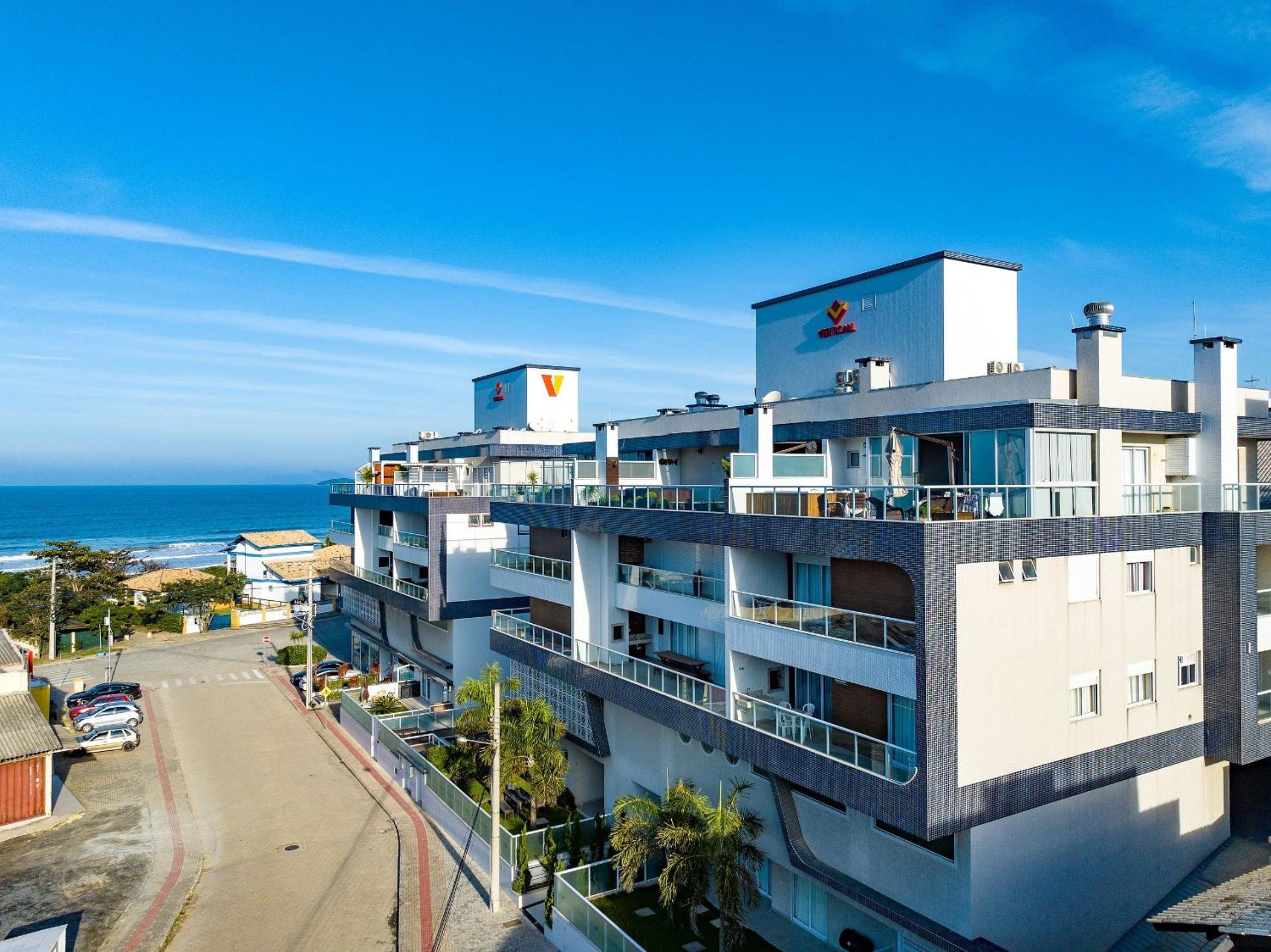193 - Lindo Apto Garden com 3 quartos e piscina a 50mts do mar em Mariscal
