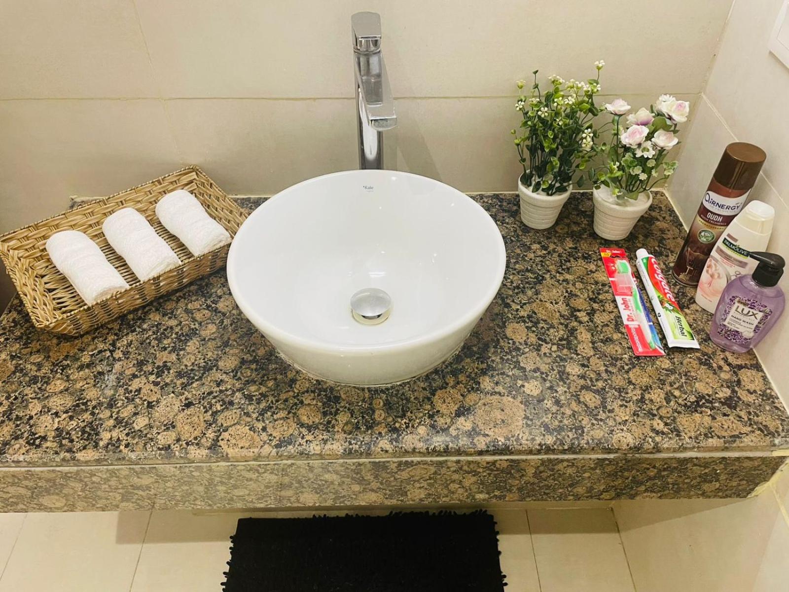 Two Bedroom Apartment Goldcrest Lahore BertholdBnB