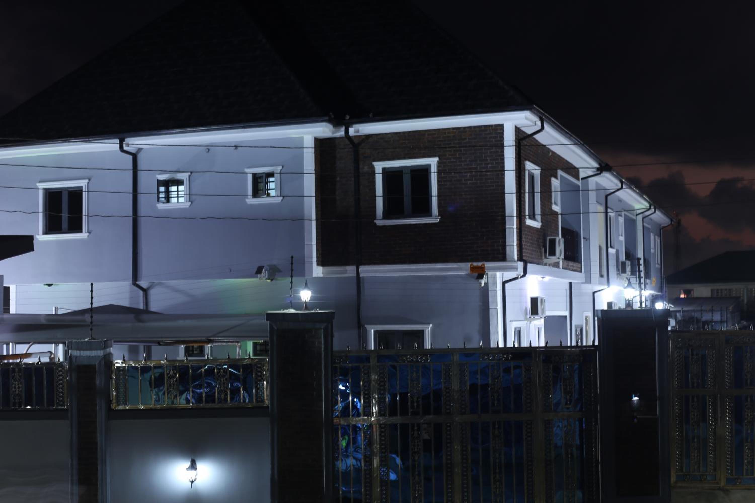 Madeb Apartments