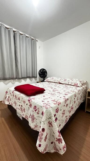 Apê Ruby com 2Q com Ar em 1 Quarto e Garagem