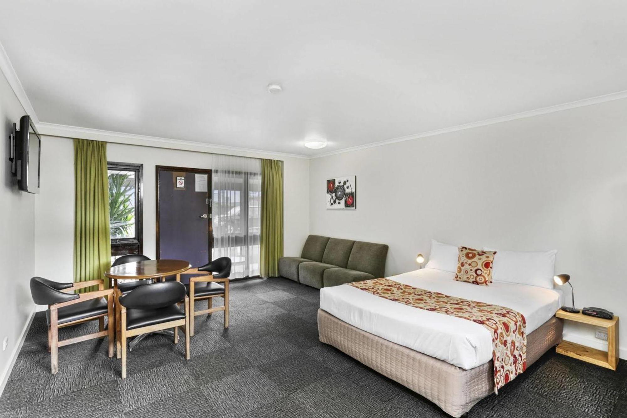 Hamilton Vacations - Botanical Hamilton - Property Image 1