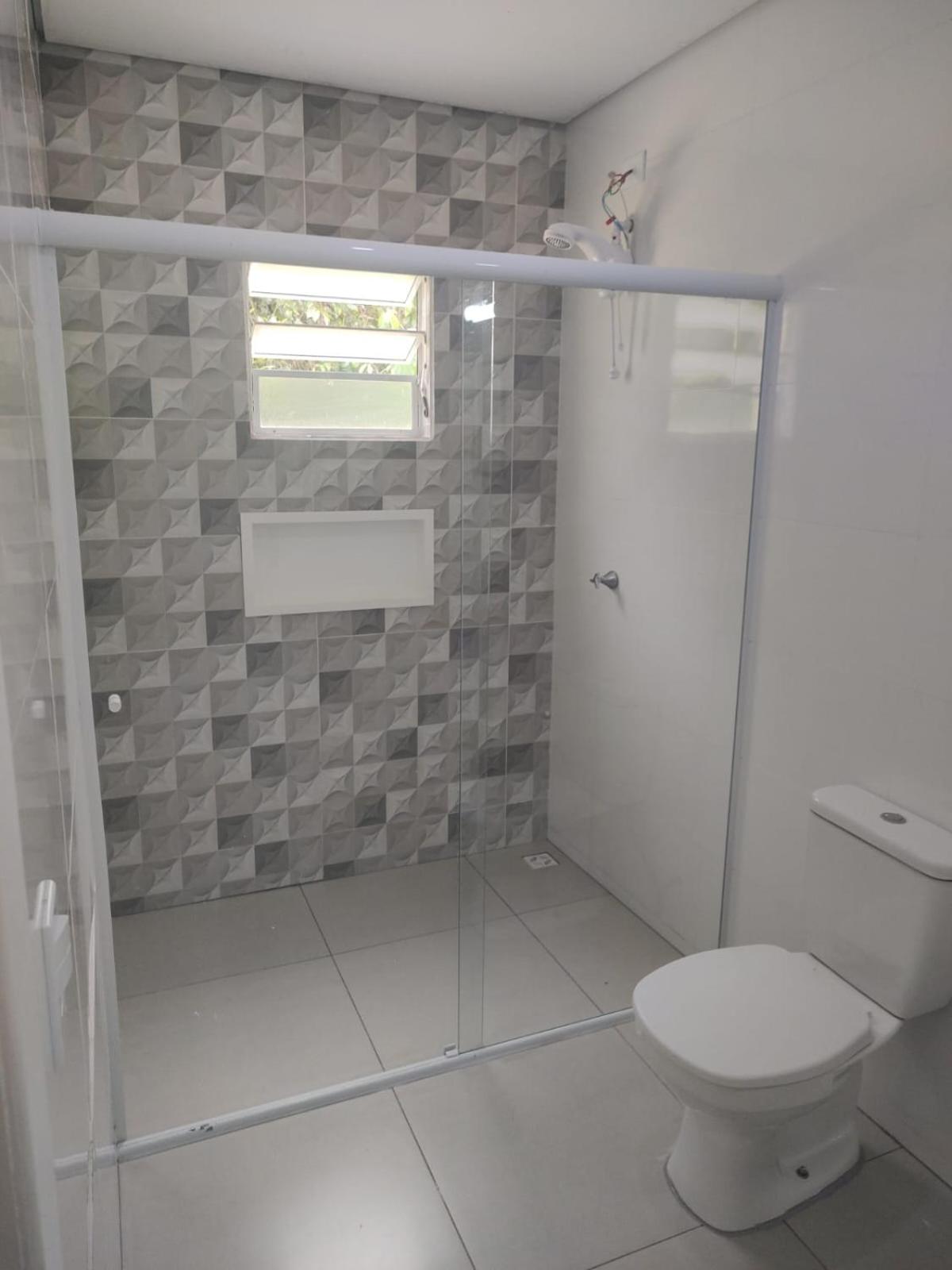 casa 700m da praia, ideal para família, 3 quartos , piscina, ar condicionado, churrasqueira, wi fi, estacionamento, até 10 pessoas,