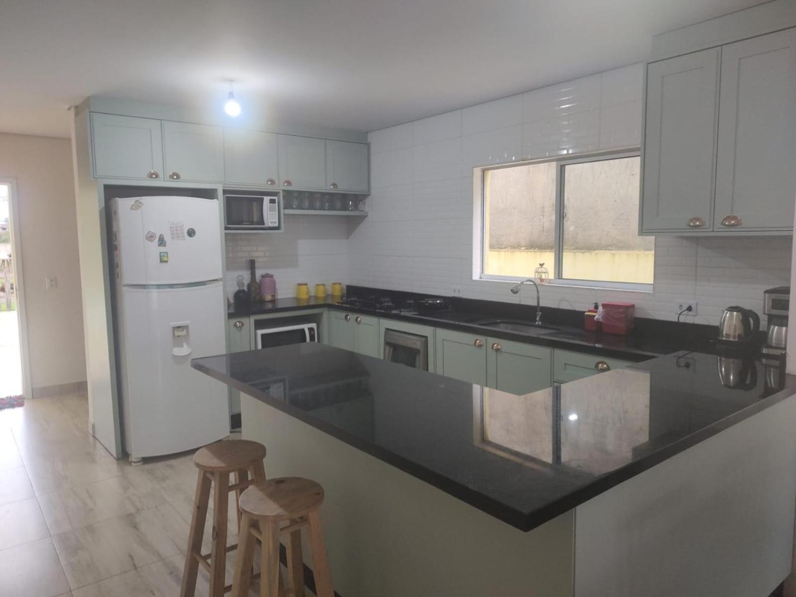 casa 700m da praia, ideal para família, 3 quartos , piscina, ar condicionado, churrasqueira, wi fi, estacionamento, até 10 pessoas,