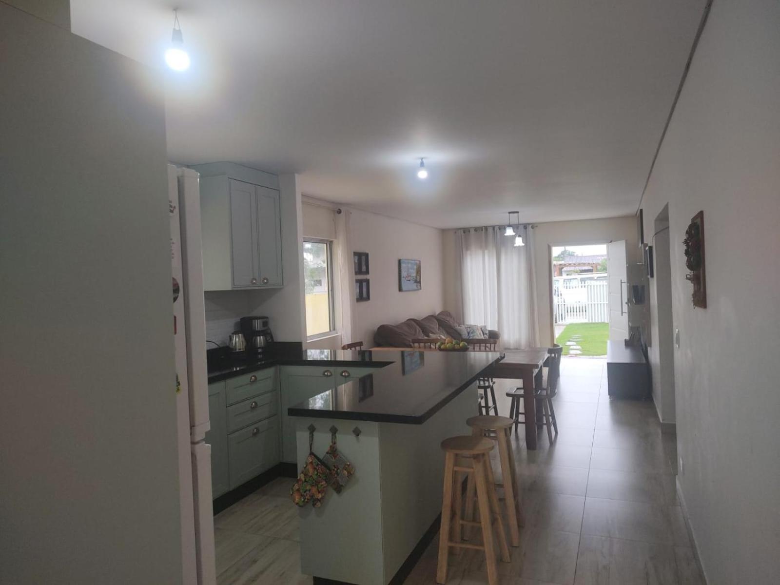 casa 700m da praia, ideal para família, 3 quartos , piscina, ar condicionado, churrasqueira, wi fi, estacionamento, até 10 pessoas,