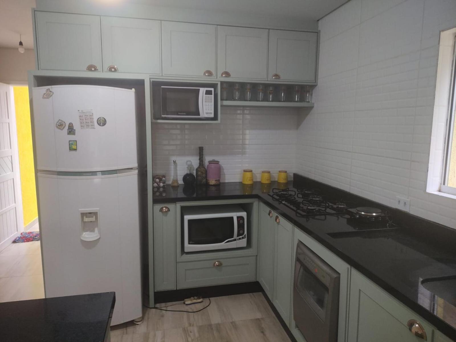 casa 700m da praia, ideal para família, 3 quartos , piscina, ar condicionado, churrasqueira, wi fi, estacionamento, até 10 pessoas,