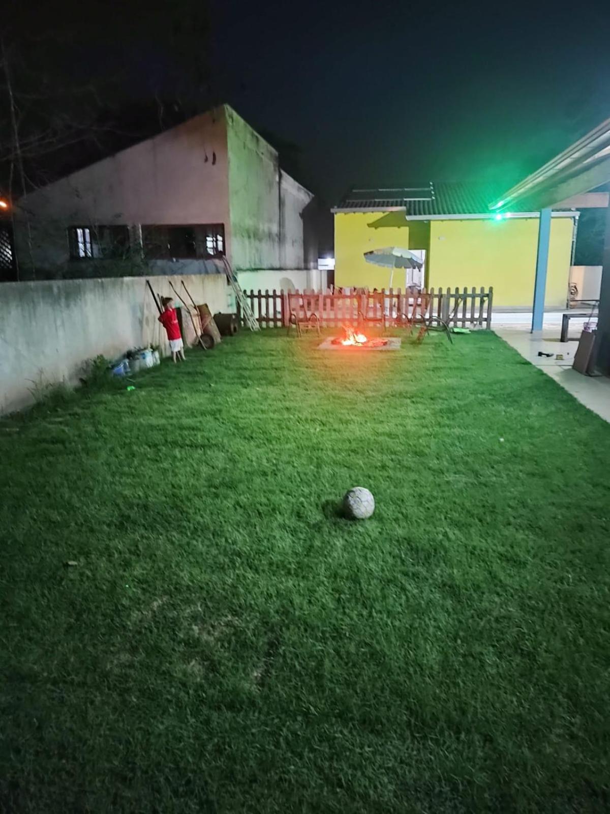 casa 700m da praia, ideal para família, 3 quartos , piscina, ar condicionado, churrasqueira, wi fi, estacionamento, até 10 pessoas,