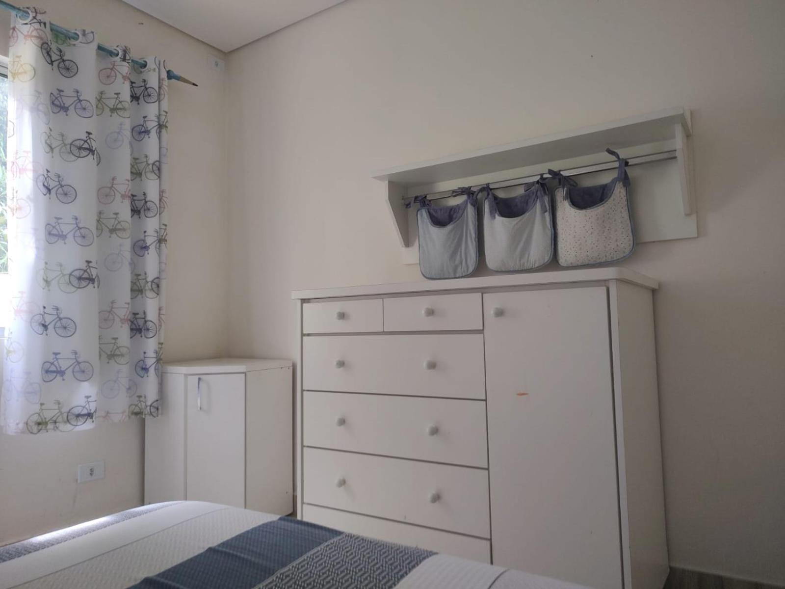 casa 700m da praia, ideal para família, 3 quartos , piscina, ar condicionado, churrasqueira, wi fi, estacionamento, até 10 pessoas,