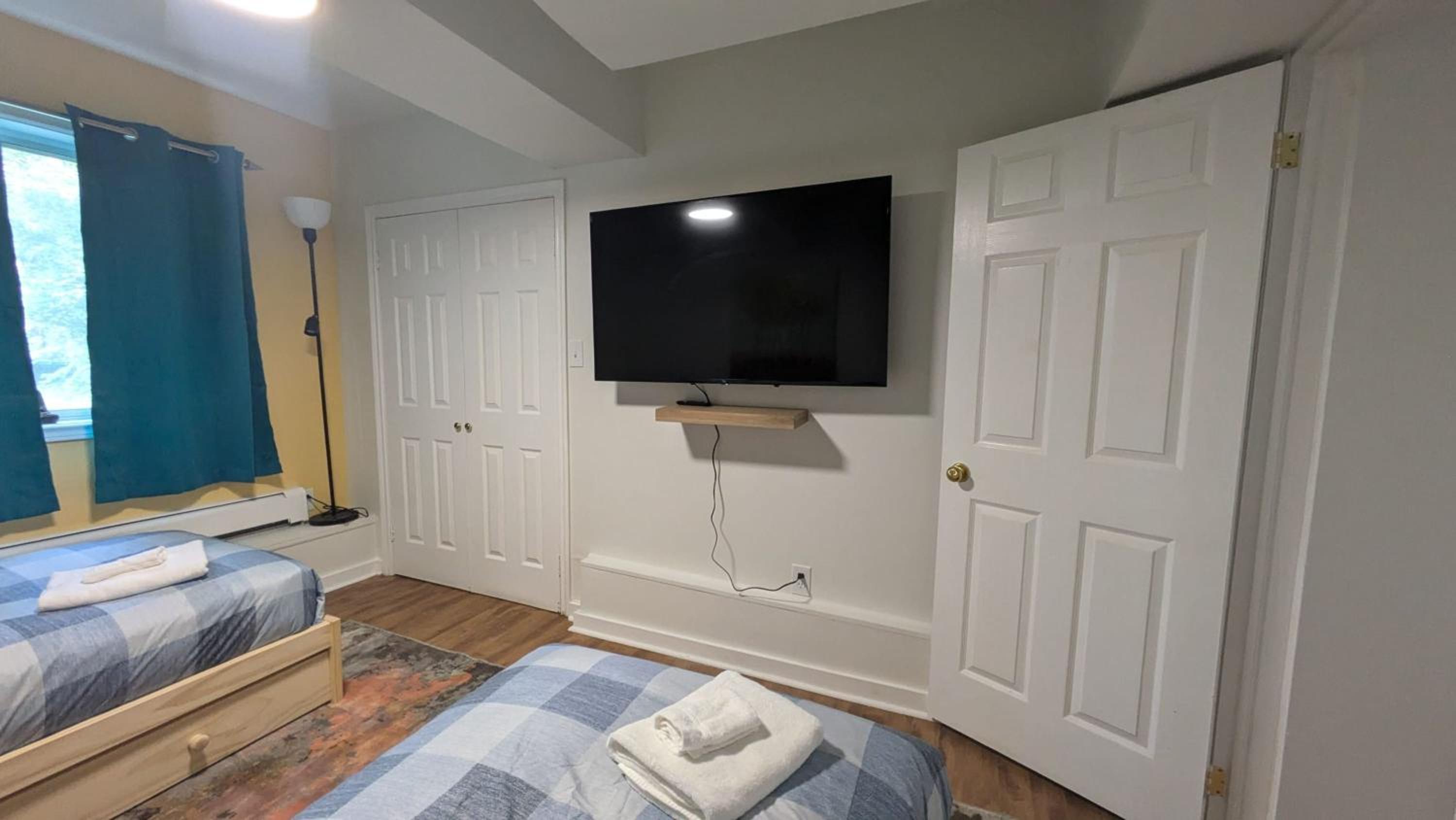 Vibrant and Funky Retreat on Fern Lane, Unit 1