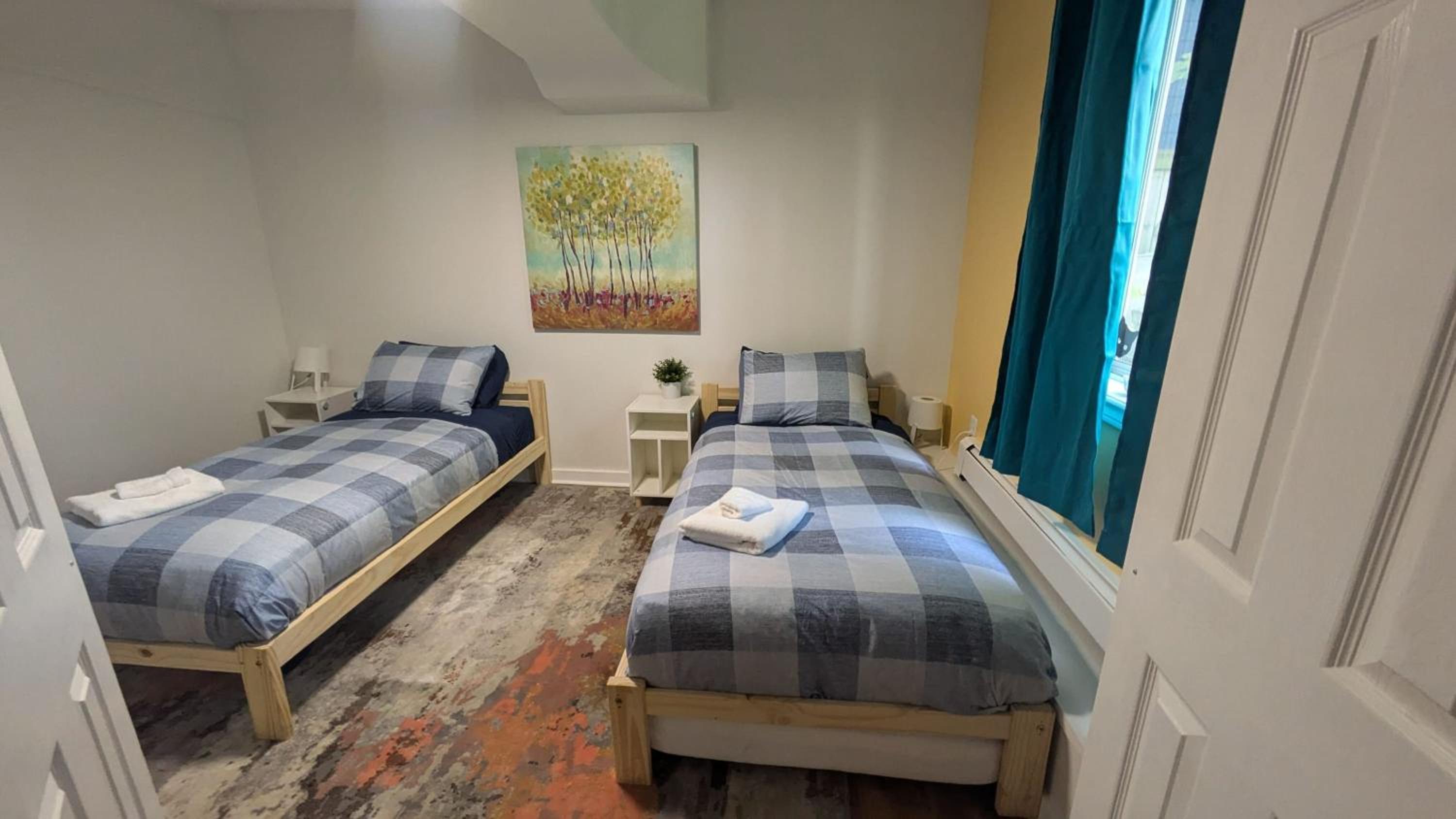 Vibrant and Funky Retreat on Fern Lane, Unit 1