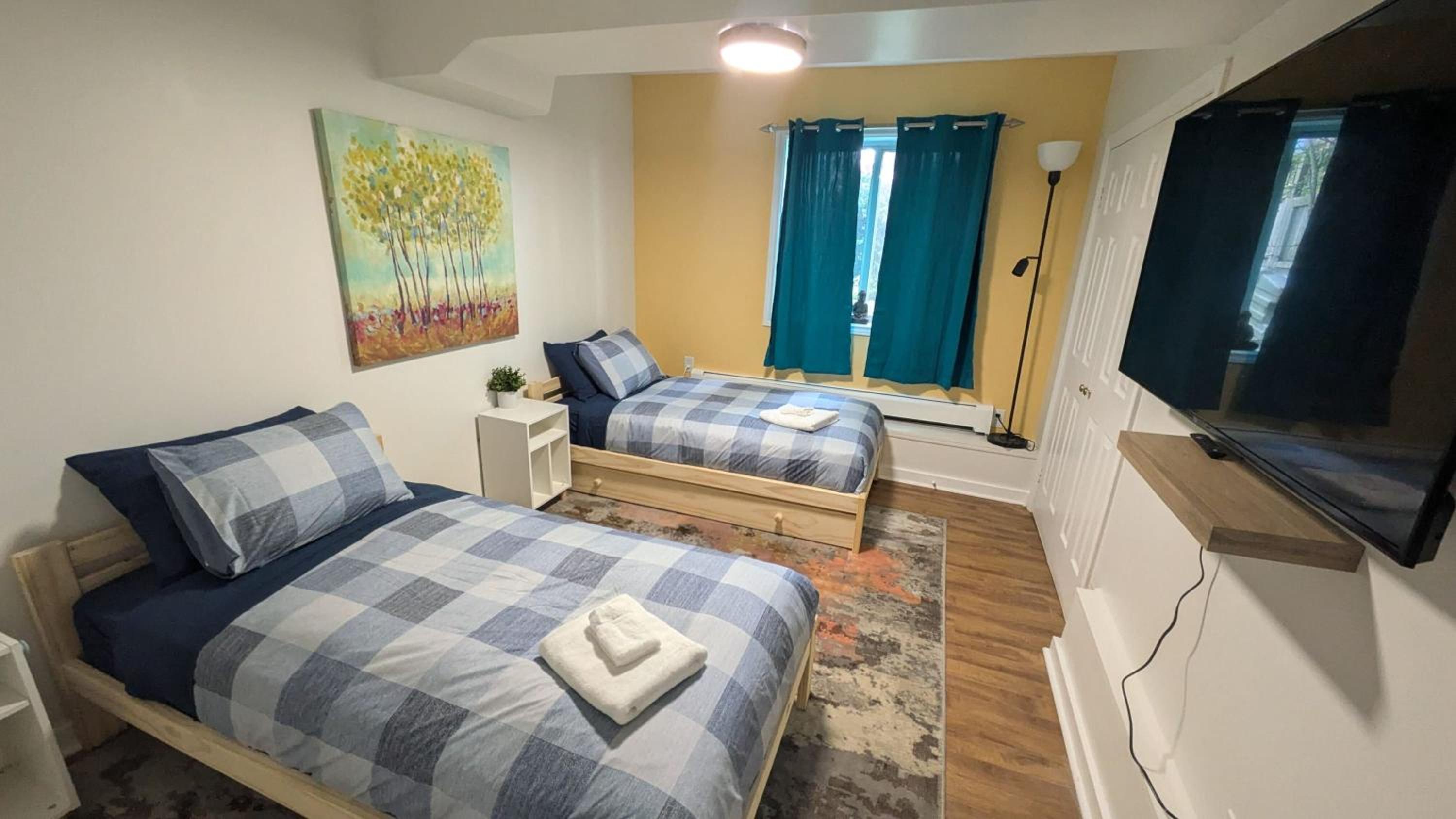 Vibrant and Funky Retreat on Fern Lane, Unit 1
