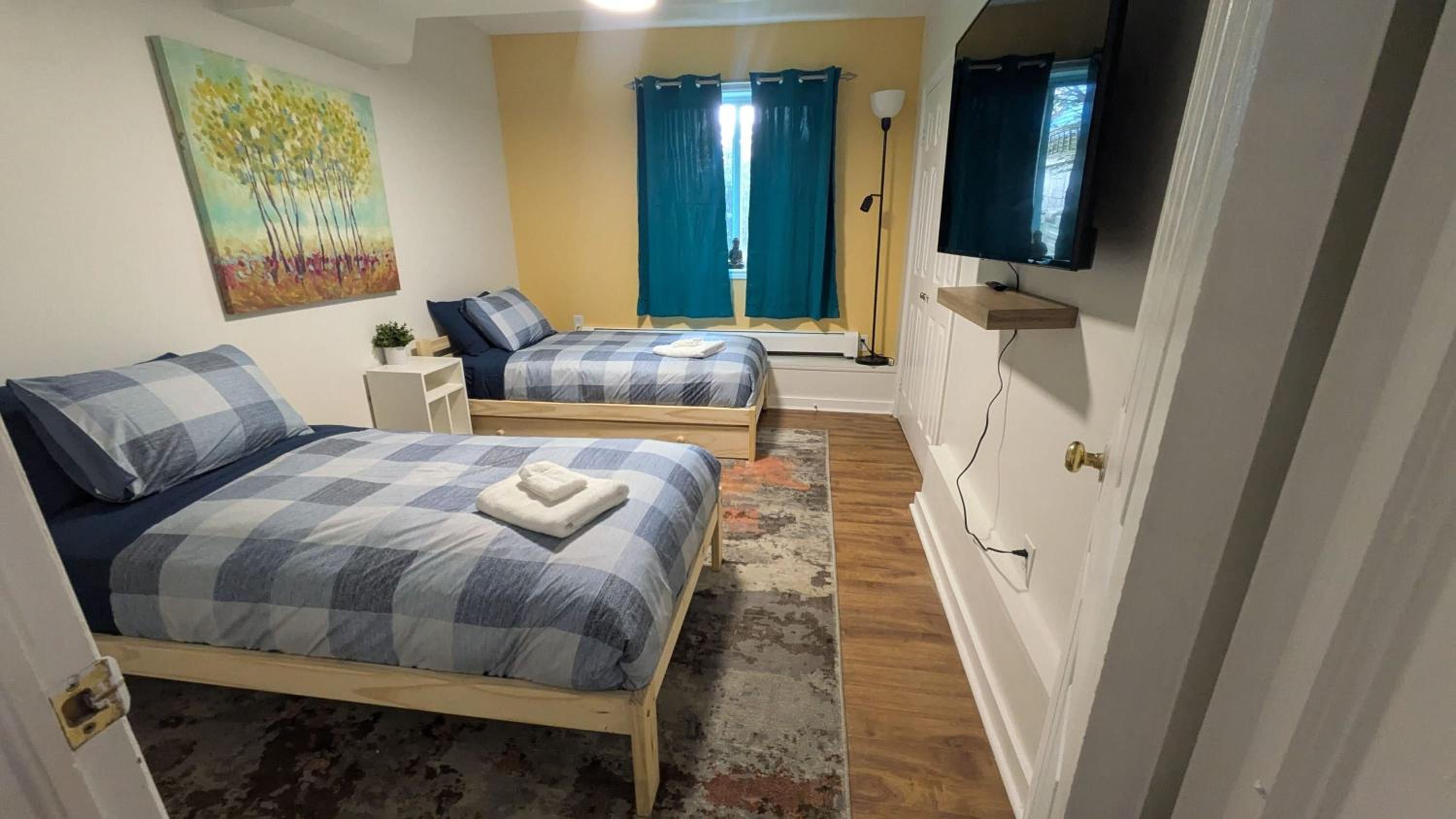 Vibrant and Funky Retreat on Fern Lane, Unit 1
