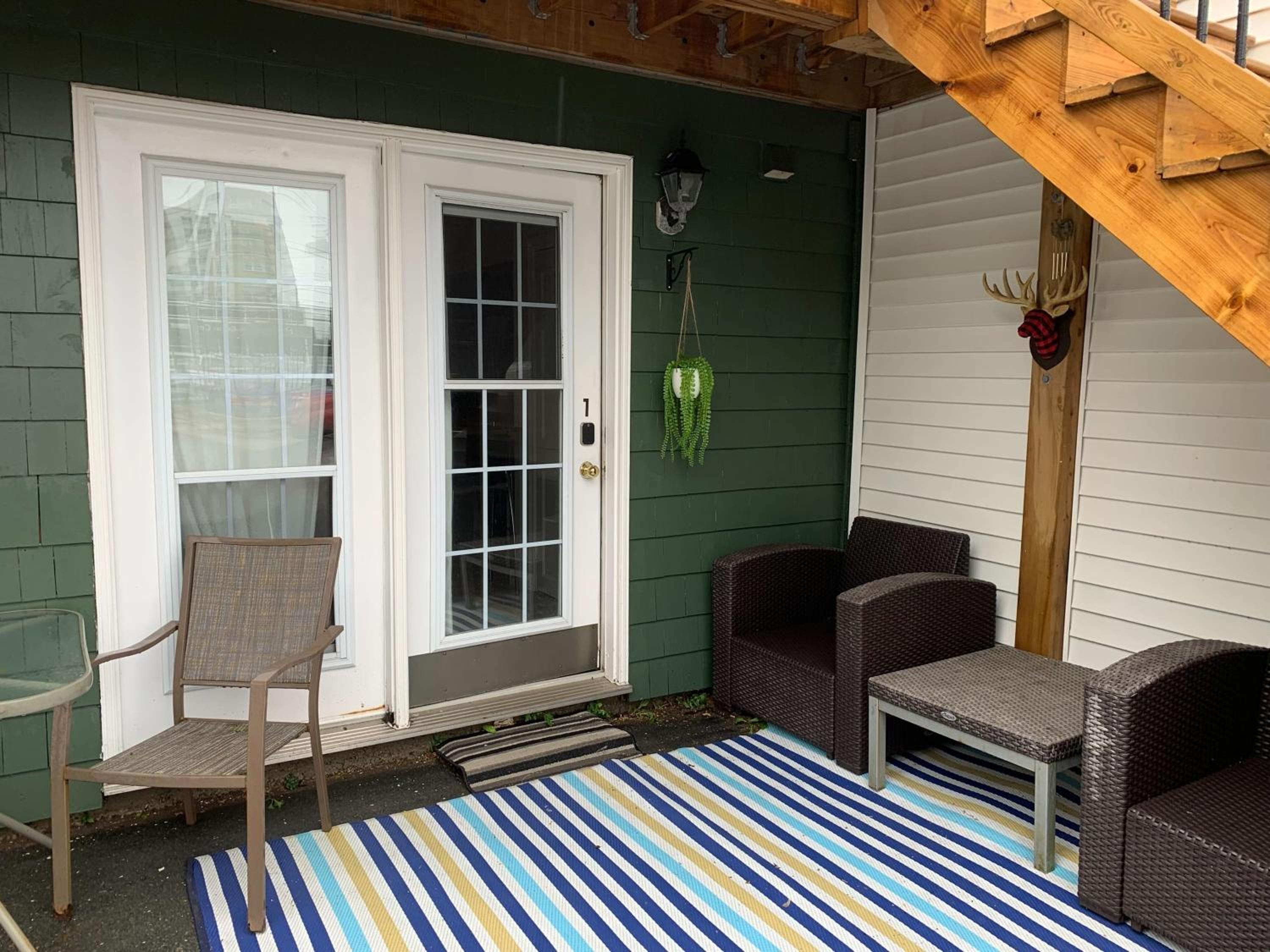 Vibrant and Funky Retreat on Fern Lane, Unit 1
