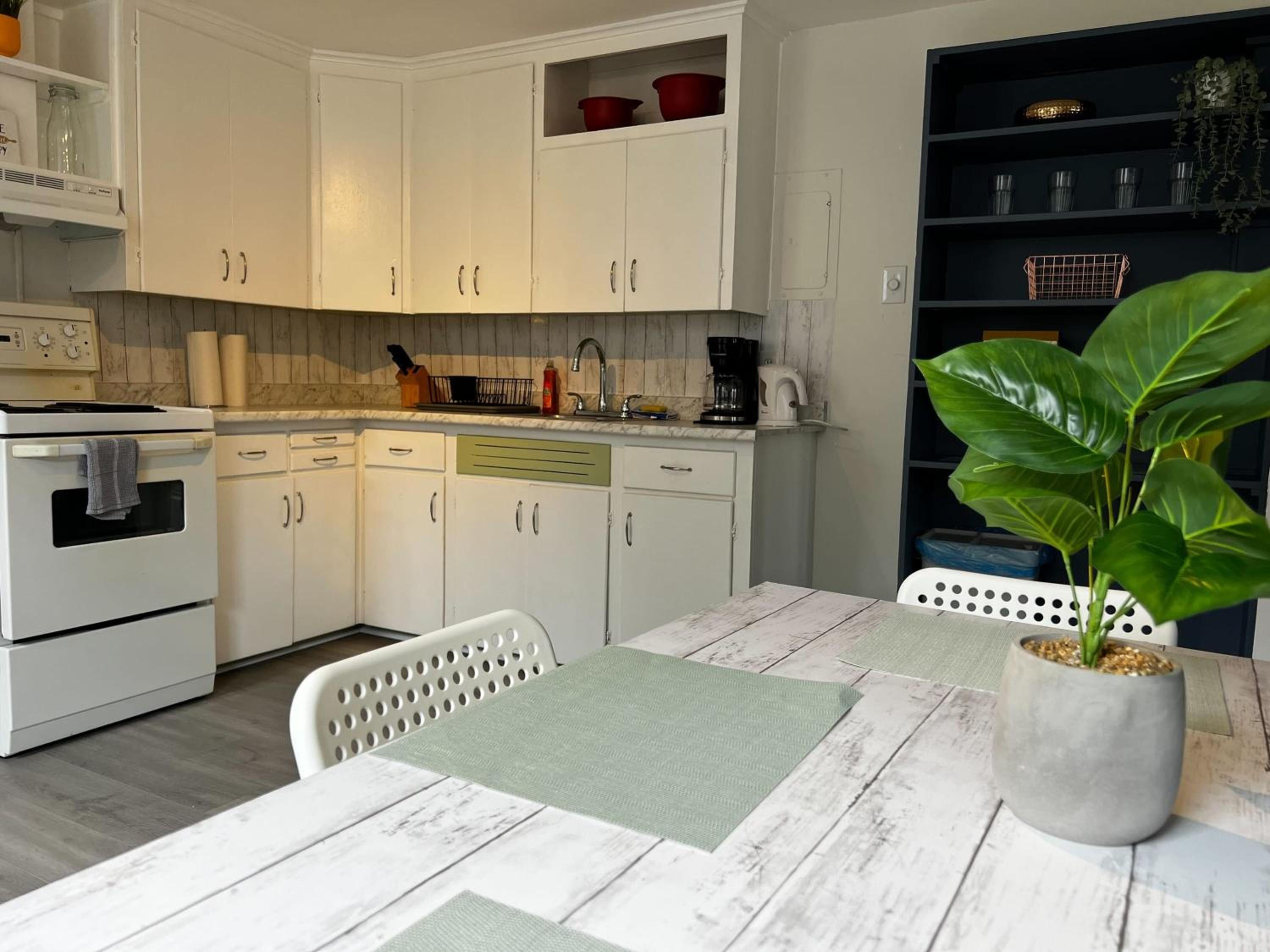 Stylish 1-BDRM Prime Location, Unit 2