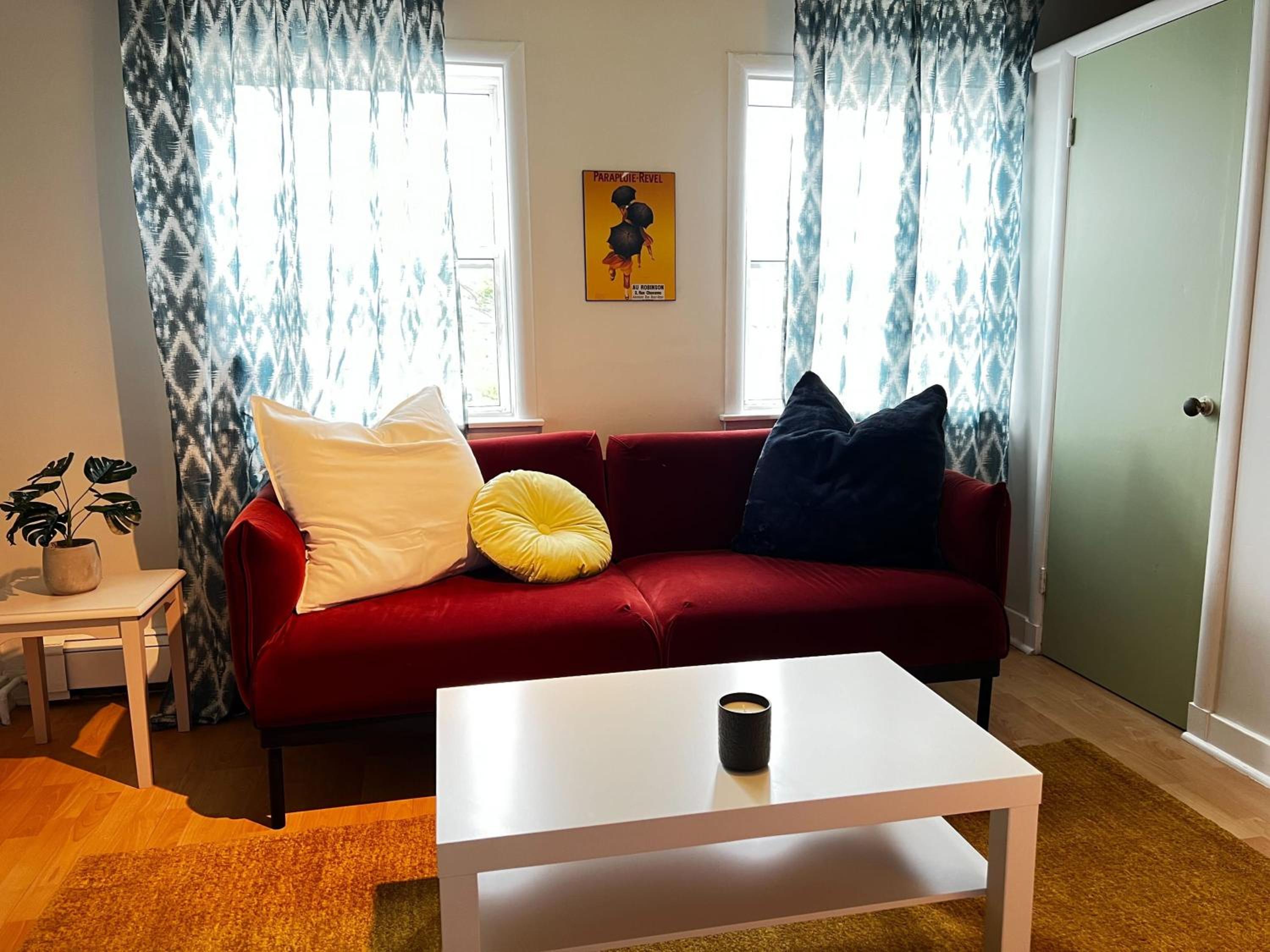 Stylish 1-BDRM Prime Location, Unit 2