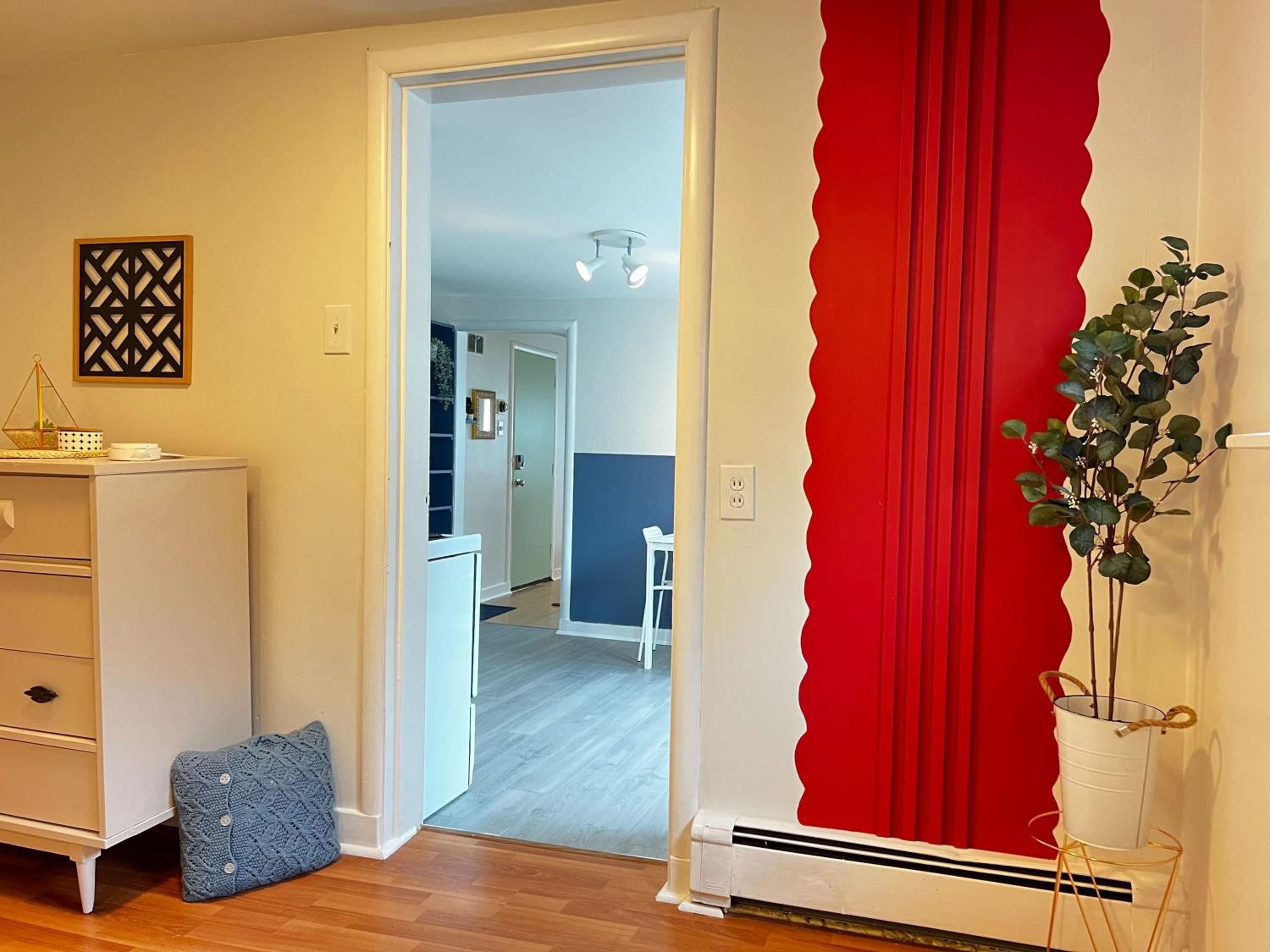 Stylish 1-BDRM Prime Location, Unit 2
