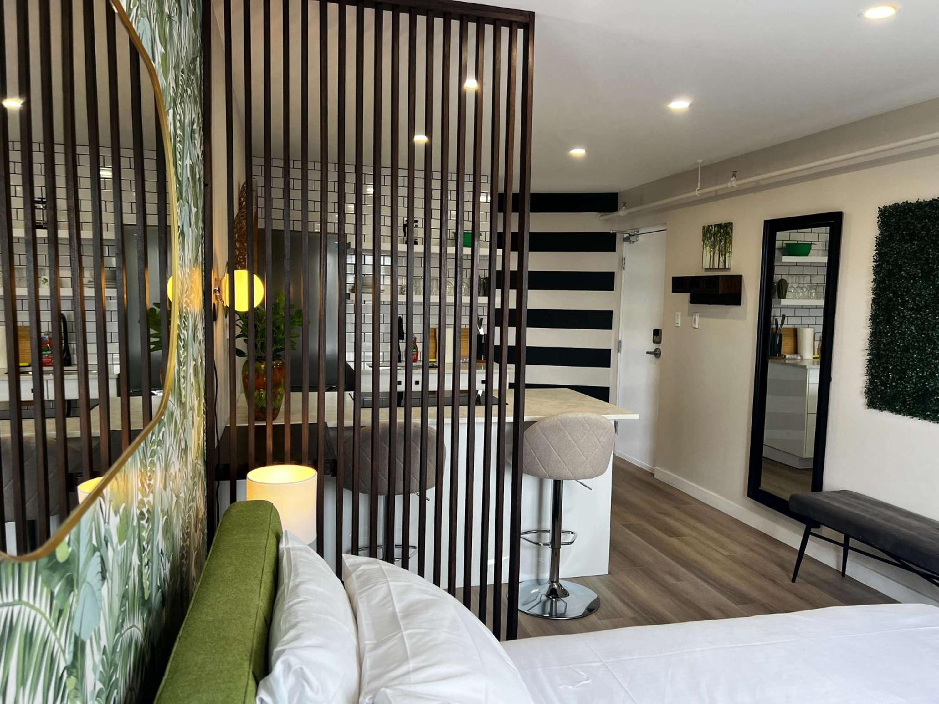 Green Room Calm Studio Stunning Downtown Views, Unit 8