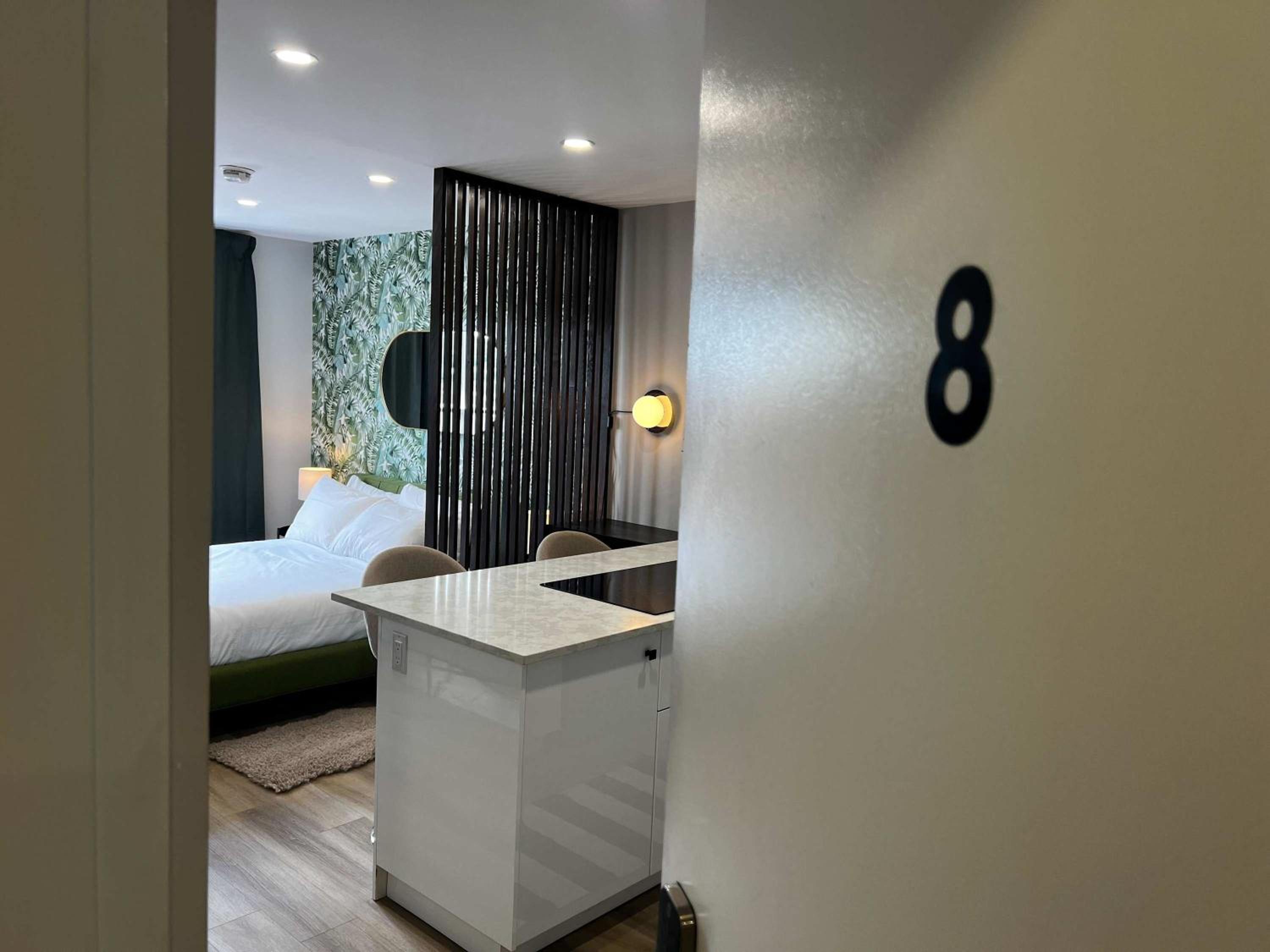 Green Room Calm Studio Stunning Downtown Views, Unit 8