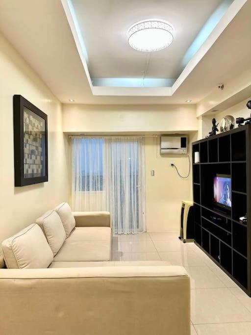 1Bdrm Condo at Makati w Balcony view of Mnla Bay view 2