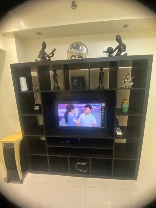 1Bdrm Condo at Makati w Balcony view of Mnla Bay view 3