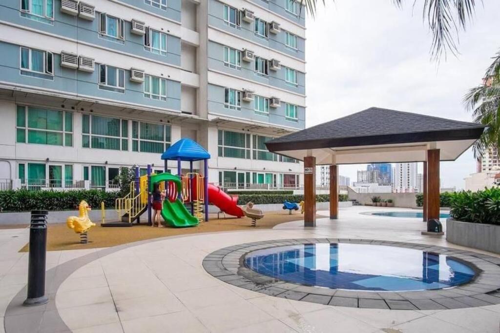 1Bdrm Condo at Makati w Balcony view of Mnla Bay view 4