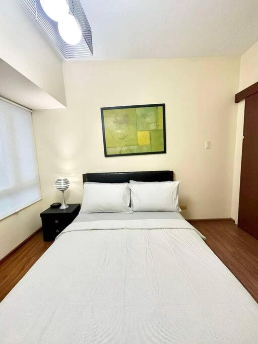 1Bdrm Condo at Makati w Balcony view of Mnla Bay view 5