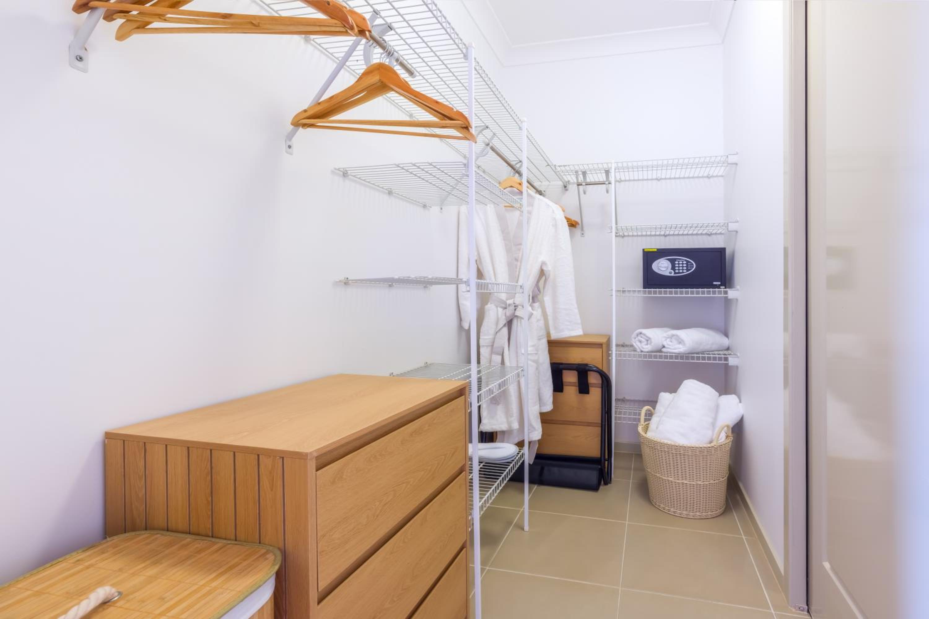 Private Luxury Haven with SUV Hire, Pool, Near Marina