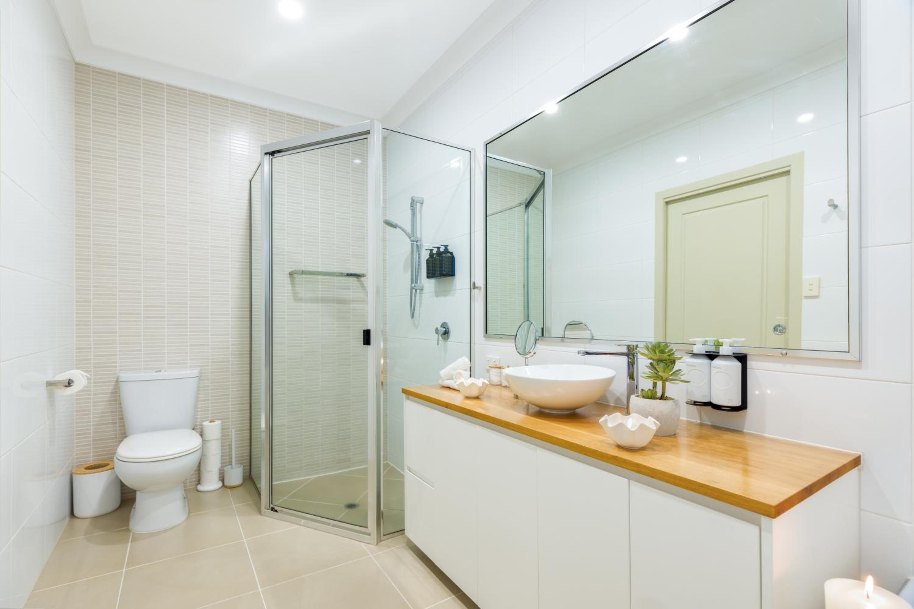 Private Luxury Haven with SUV Hire, Pool, Near Marina