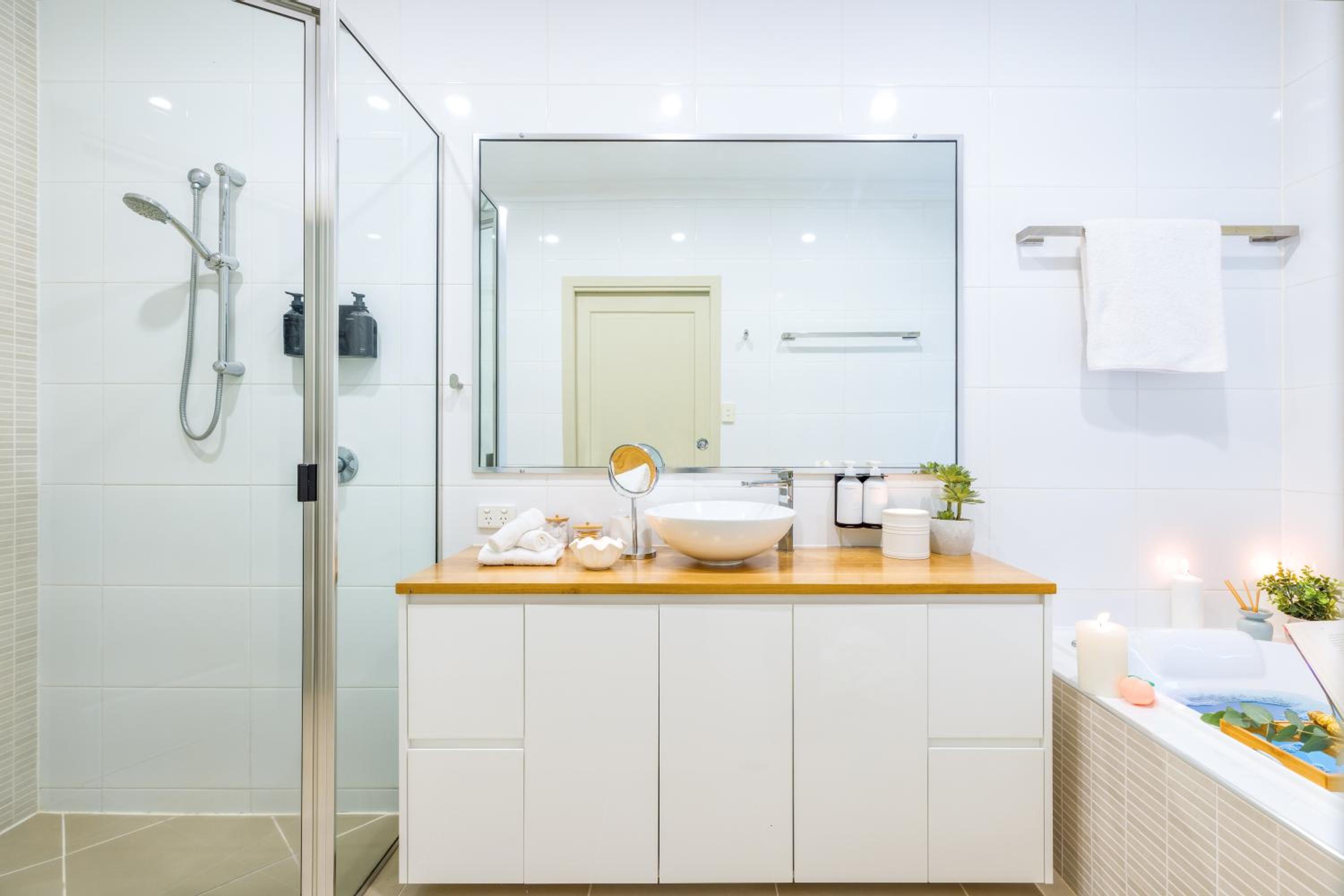Private Luxury Haven with SUV Hire, Pool, Near Marina