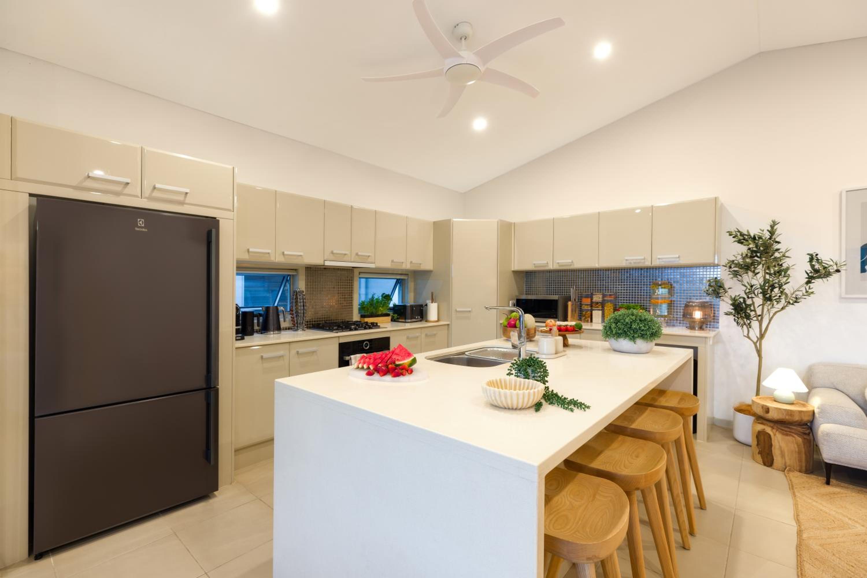 Private Luxury Haven with SUV Hire, Pool, Near Marina