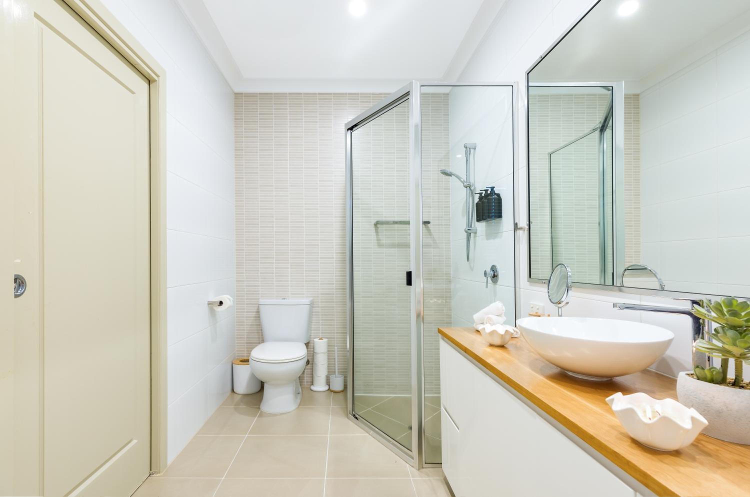 Private Luxury Haven with SUV Hire, Pool, Near Marina