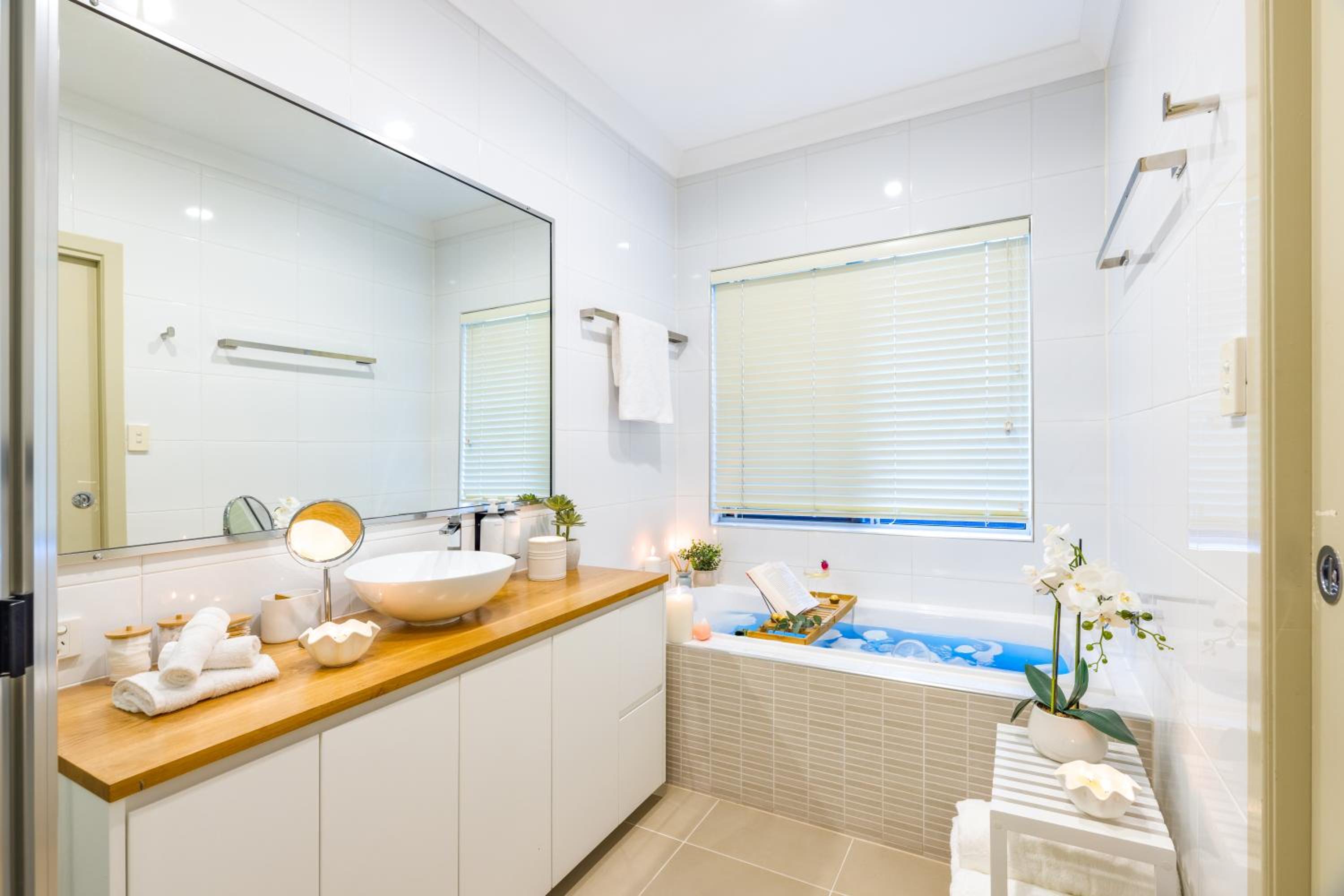 Private Luxury Haven with SUV Hire, Pool, Near Marina
